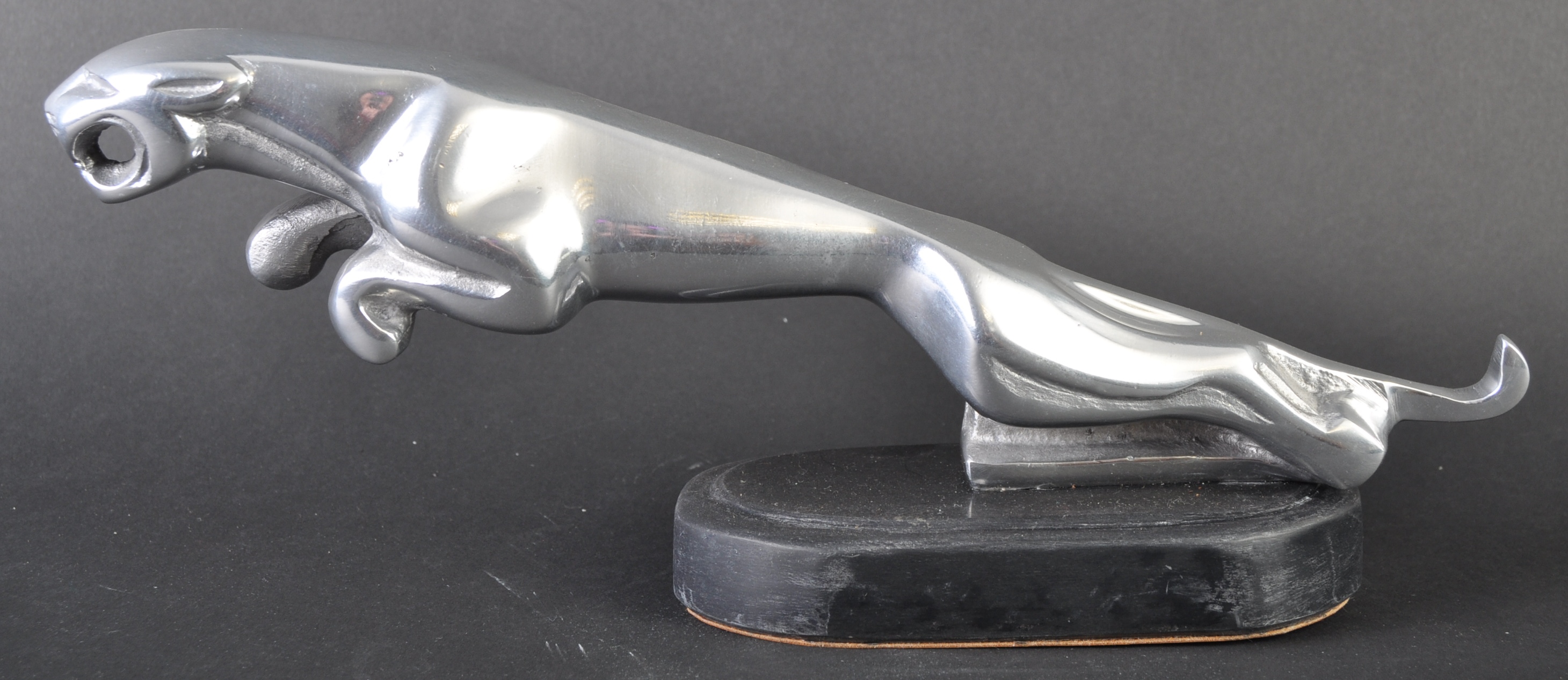 JAGUAR - LARGE ALUMINIUM JAGUAR LEAPER MASCOT ON ONYX BASE - Image 3 of 5