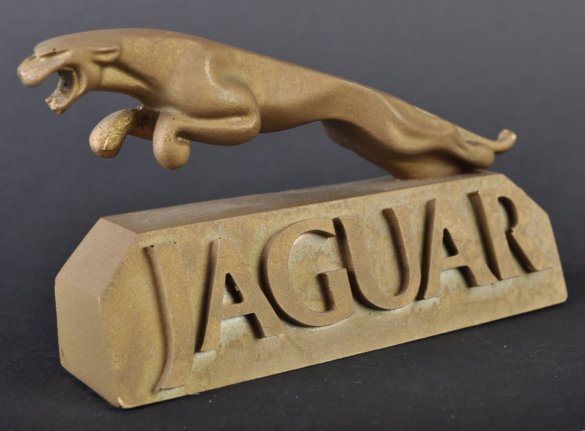 JAGUAR - UNUSUAL SHOWROOM RESIN JAGUAR MASCOT DISPLAY