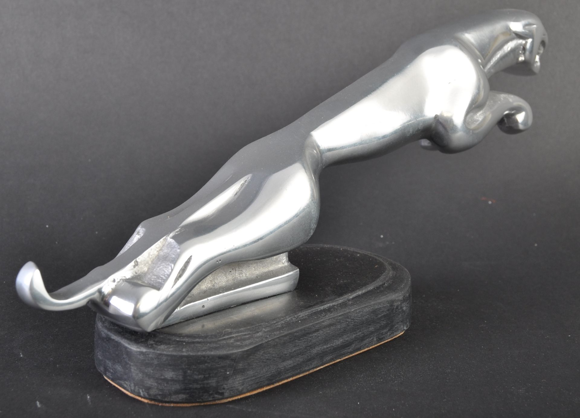 JAGUAR - LARGE ALUMINIUM JAGUAR LEAPER MASCOT ON ONYX BASE - Image 2 of 5