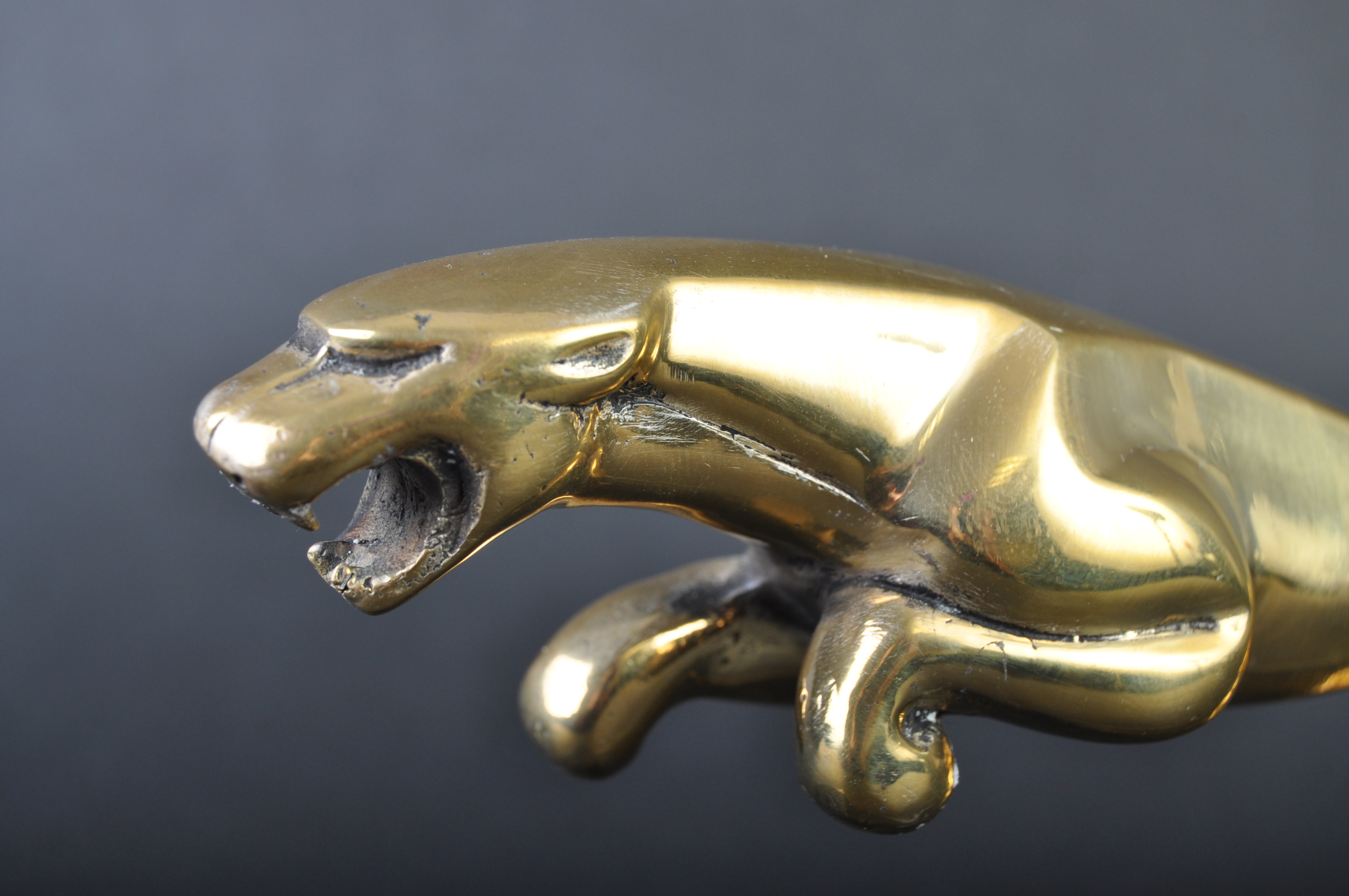 JAGUAR MASCOT - LARGE 20TH CENTURY BRASS LEAPER - Image 4 of 5