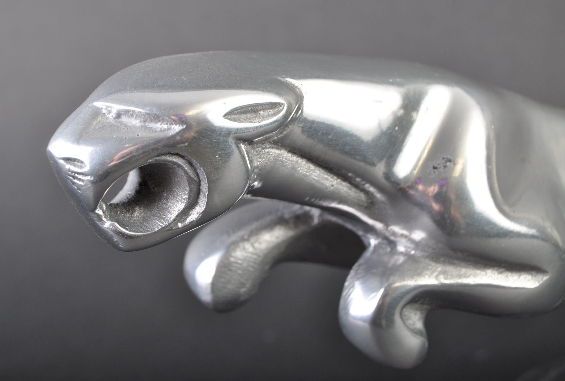 JAGUAR - LARGE ALUMINIUM JAGUAR LEAPER MASCOT ON ONYX BASE - Image 4 of 5