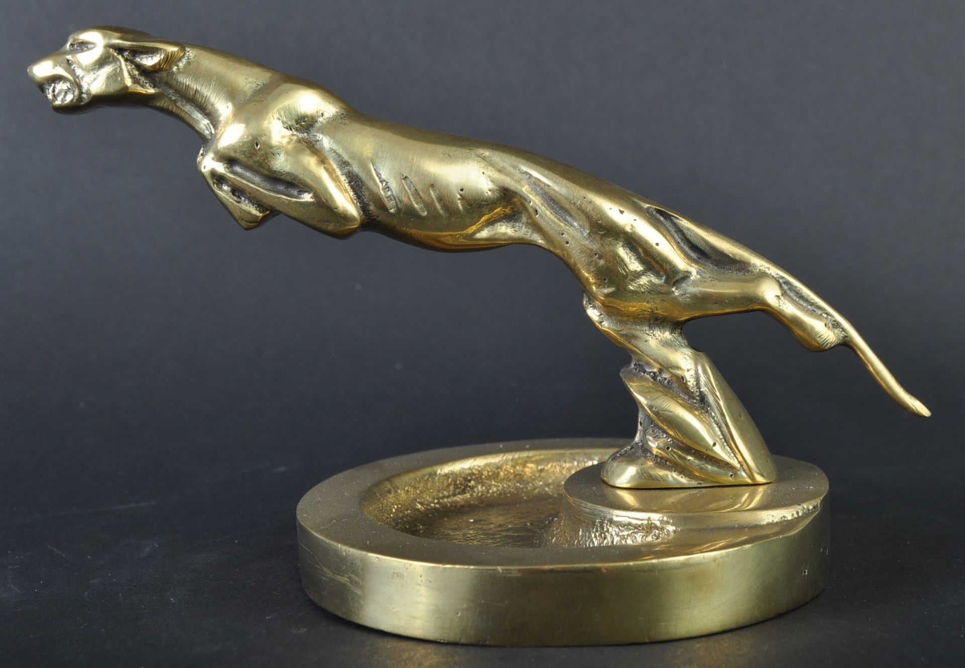 JAGUAR - 20TH CENTURY VINTAGE BRASS ASHTRAY WITH MASCOT - Image 3 of 5