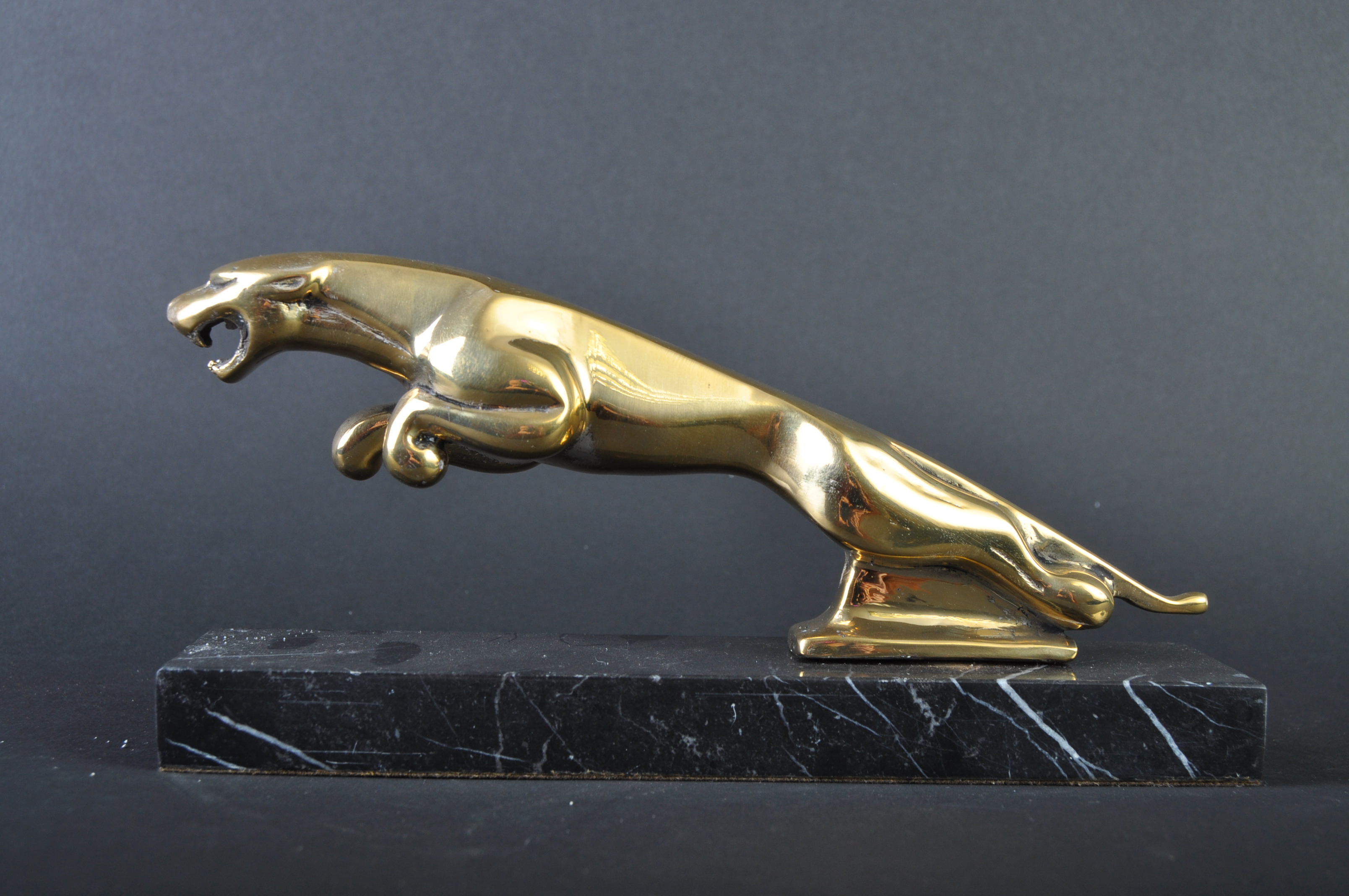 JAGUAR MASCOT - LARGE 20TH CENTURY BRASS LEAPER - Image 3 of 5