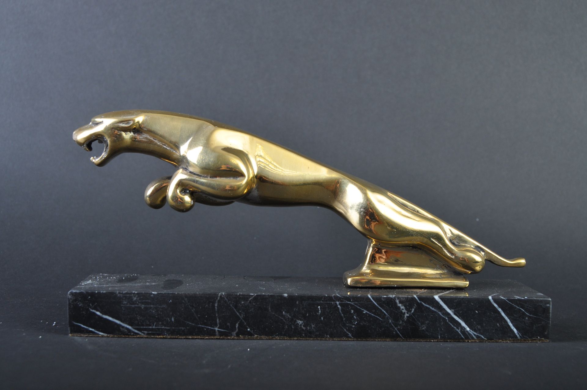 JAGUAR MASCOT - LARGE 20TH CENTURY BRASS LEAPER - Bild 3 aus 5