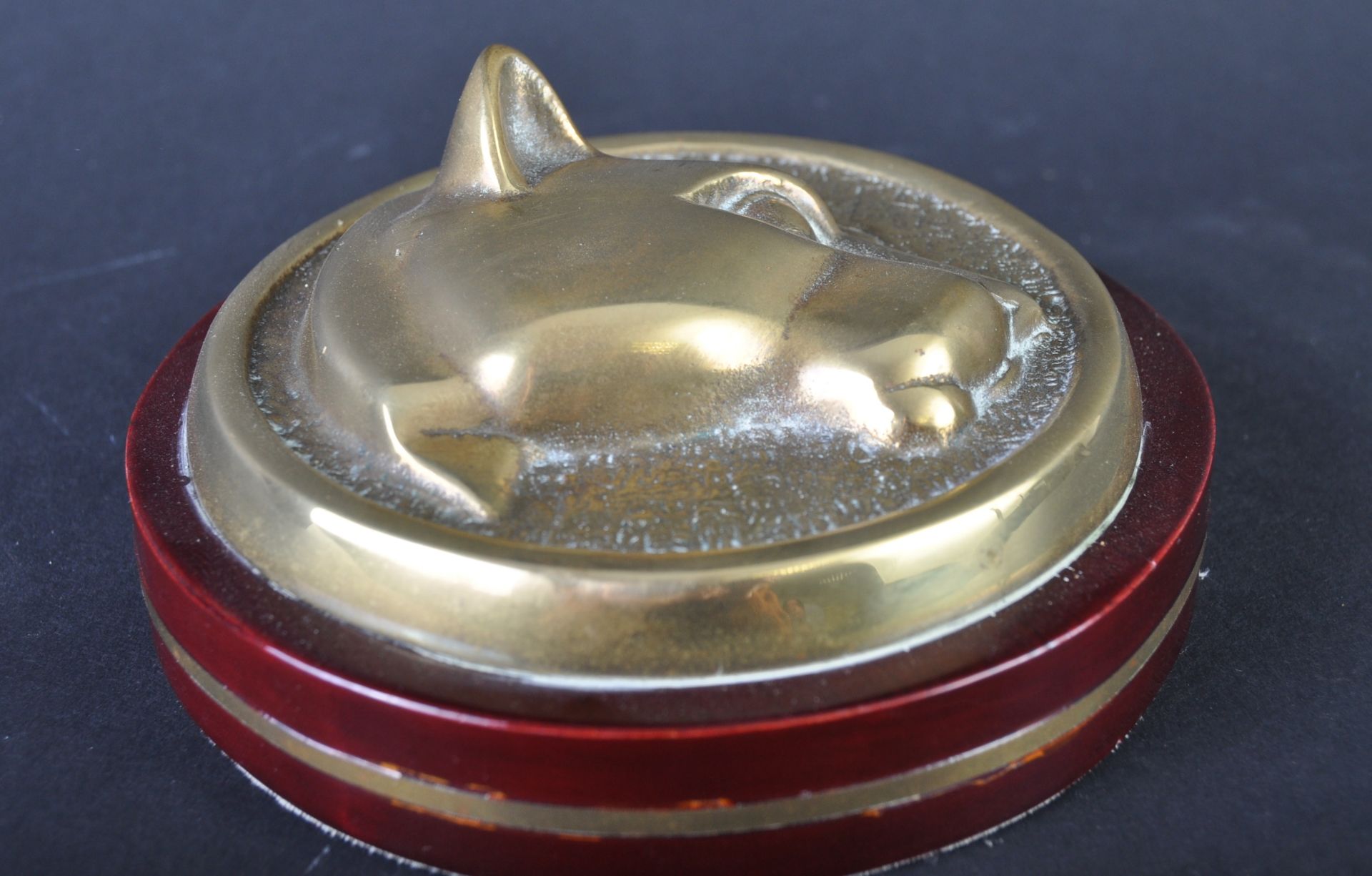 JAGUAR - 20TH CENTURY WOODEN & BRASS DESKTOP PAPERWEIGHT - Bild 2 aus 4