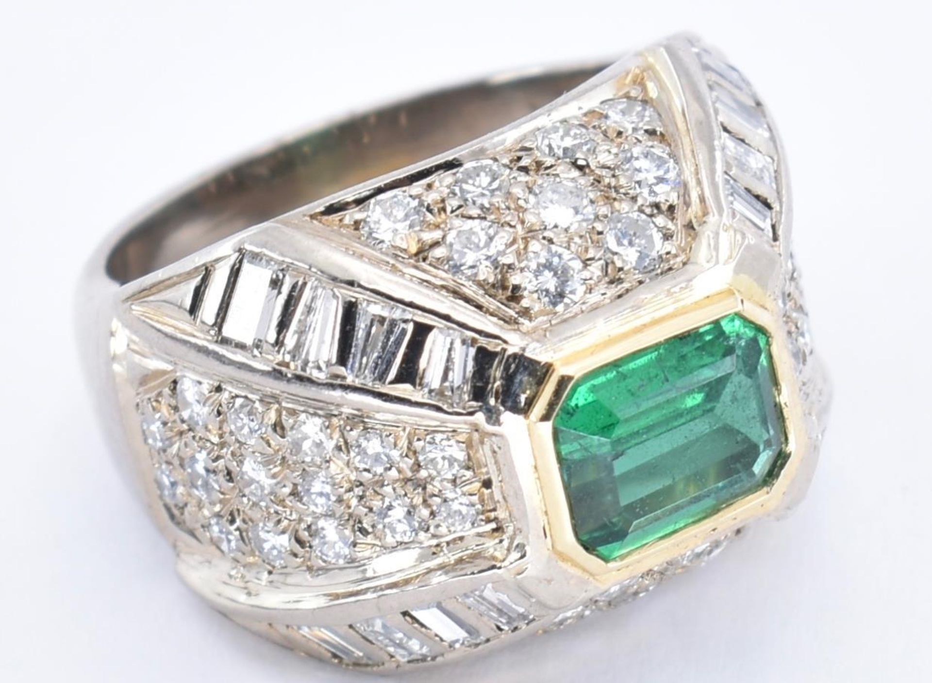 18CT GOLD EMERALD AND DIAMOND SET BOMBE RING - Image 3 of 7