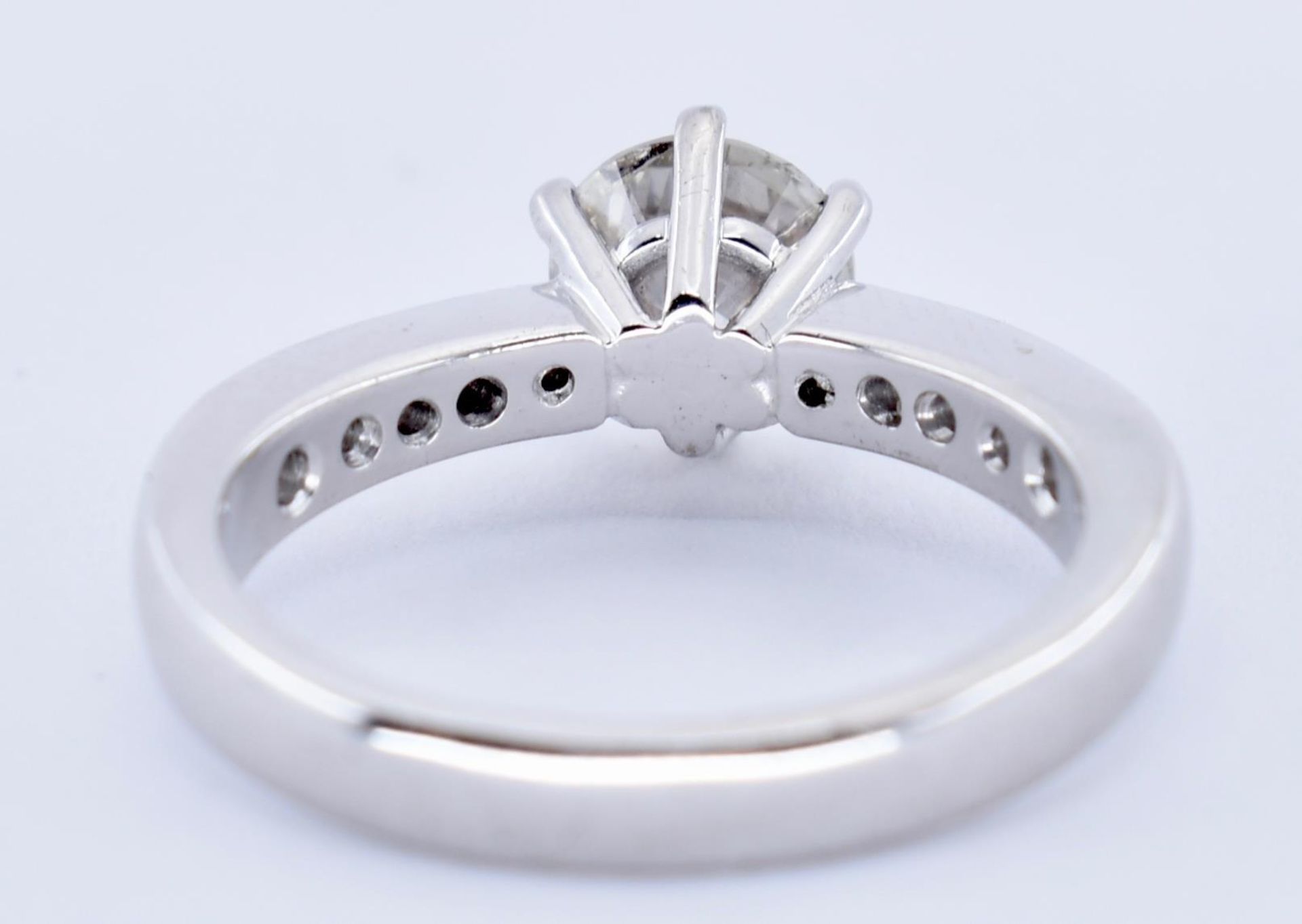 18CT WHITE & DIAMOND SOLITAIRE RING - Image 4 of 6