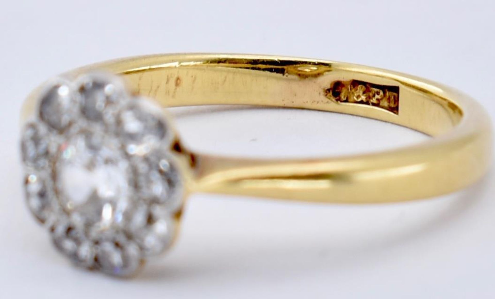 18CT GOLD PLATINUM DIAMOND CLUSTER RING - Image 4 of 6
