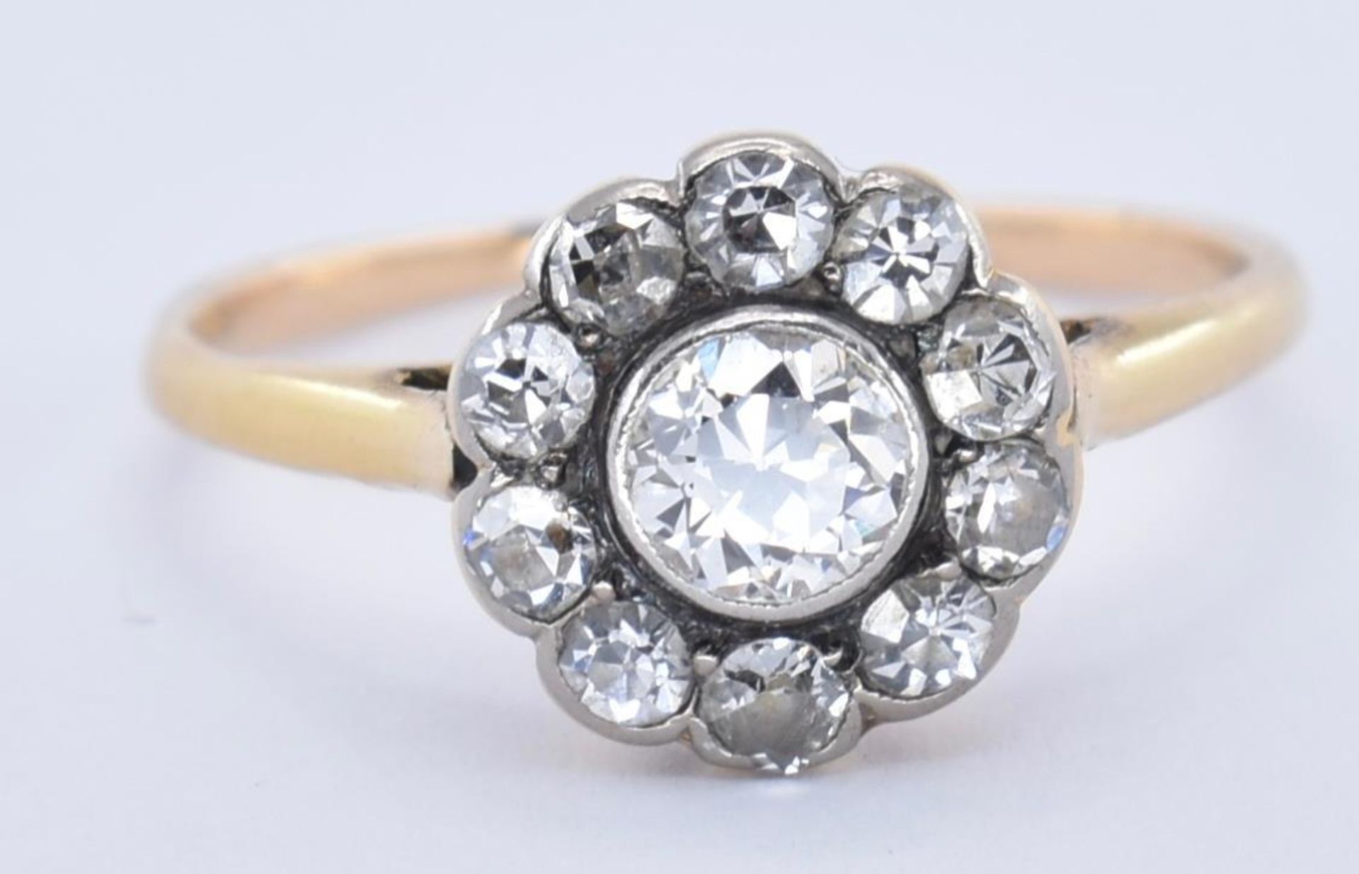 AN 18CT GOLD AND DIAMOND CLUSTER RING