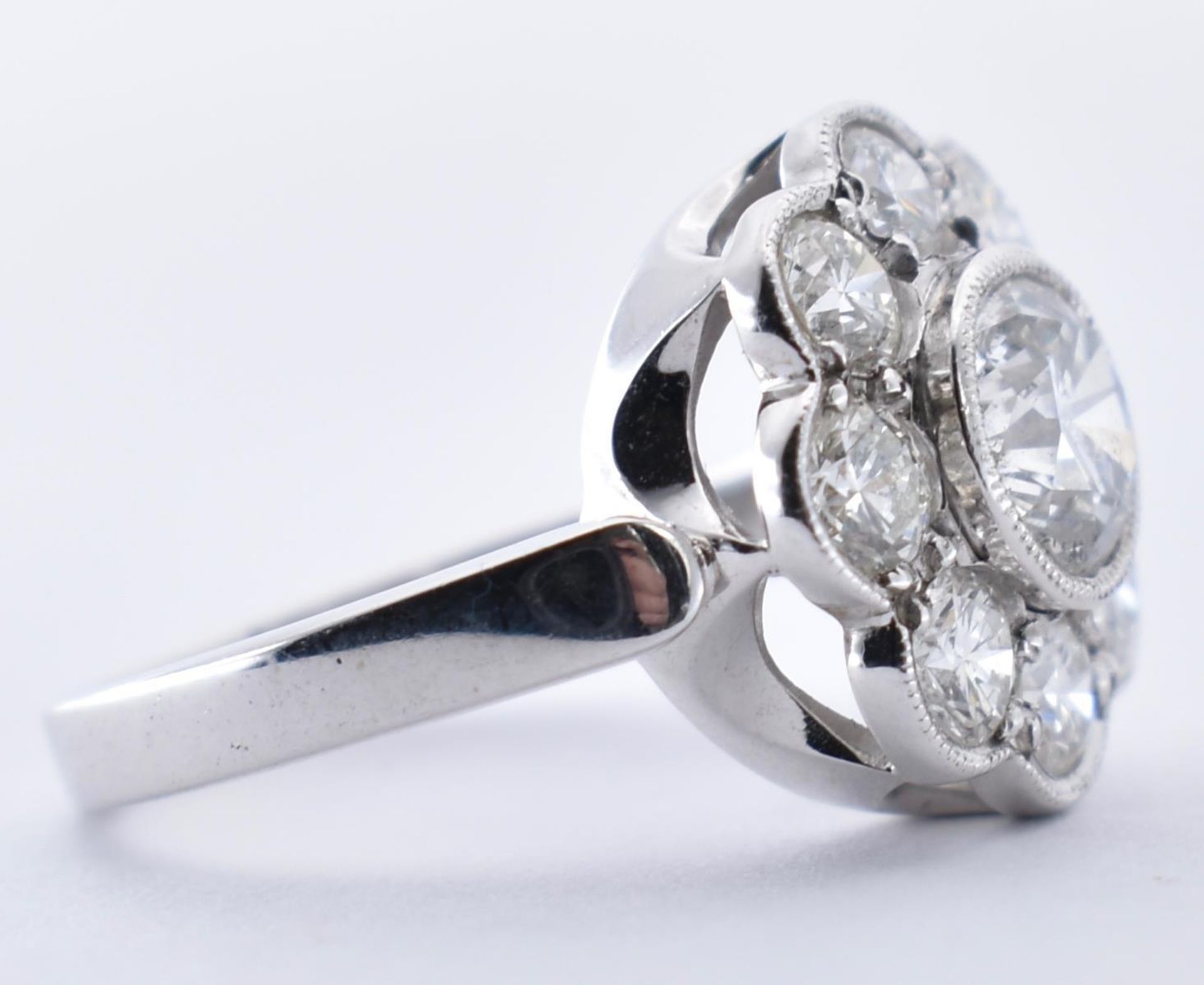 18CT WHITE GOLD & DIAMOND CLUSTER RING - Image 3 of 6