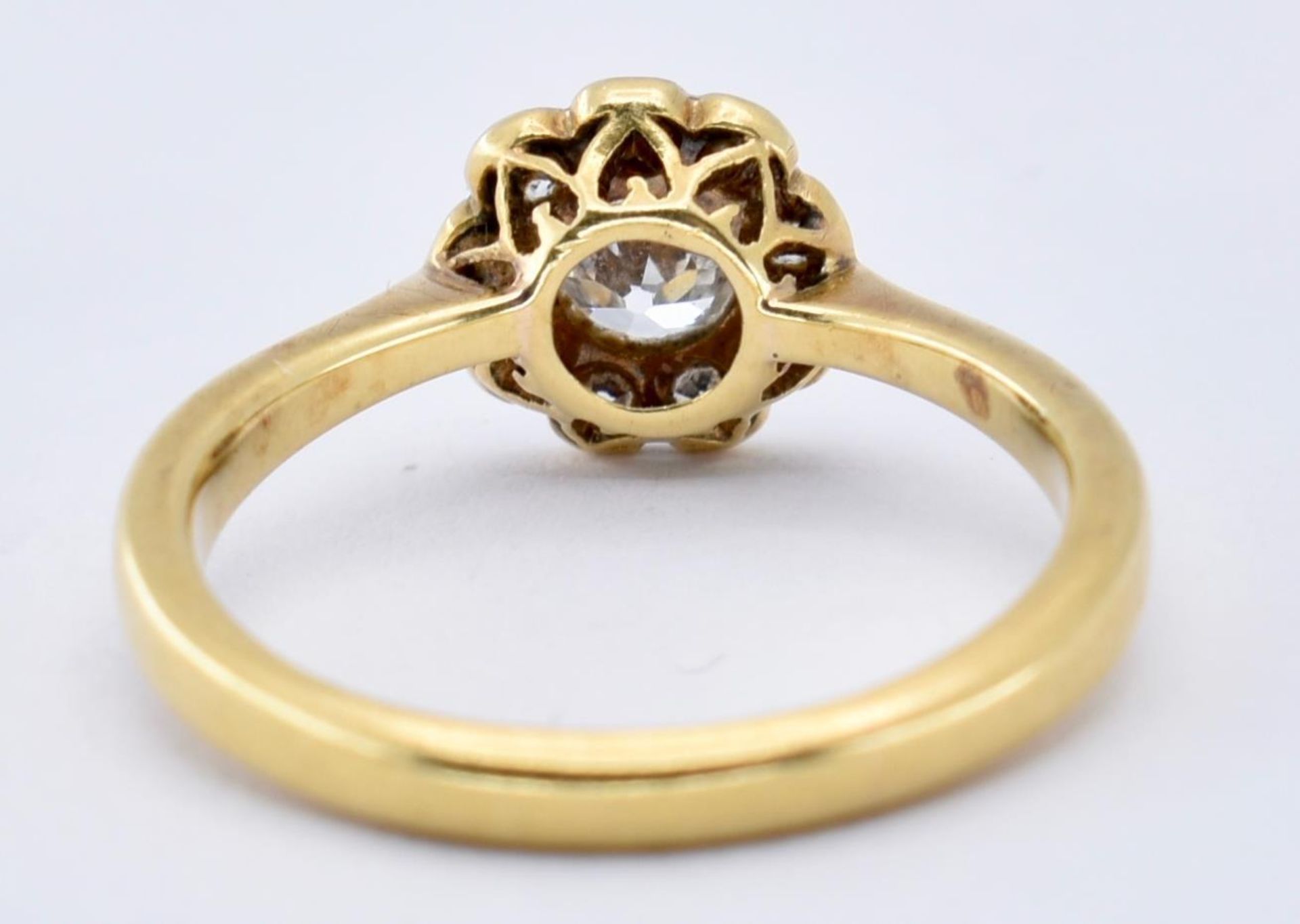 18CT GOLD PLATINUM DIAMOND CLUSTER RING - Image 5 of 6