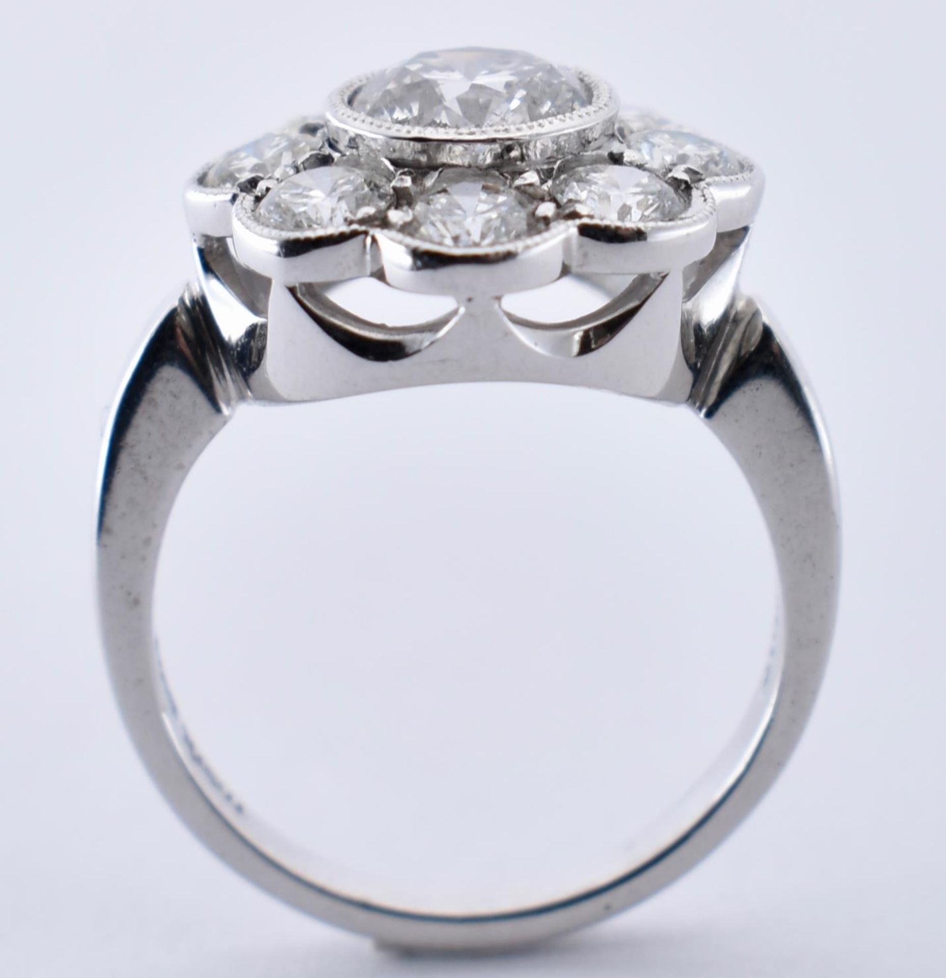 18CT WHITE GOLD & DIAMOND CLUSTER RING - Image 2 of 6