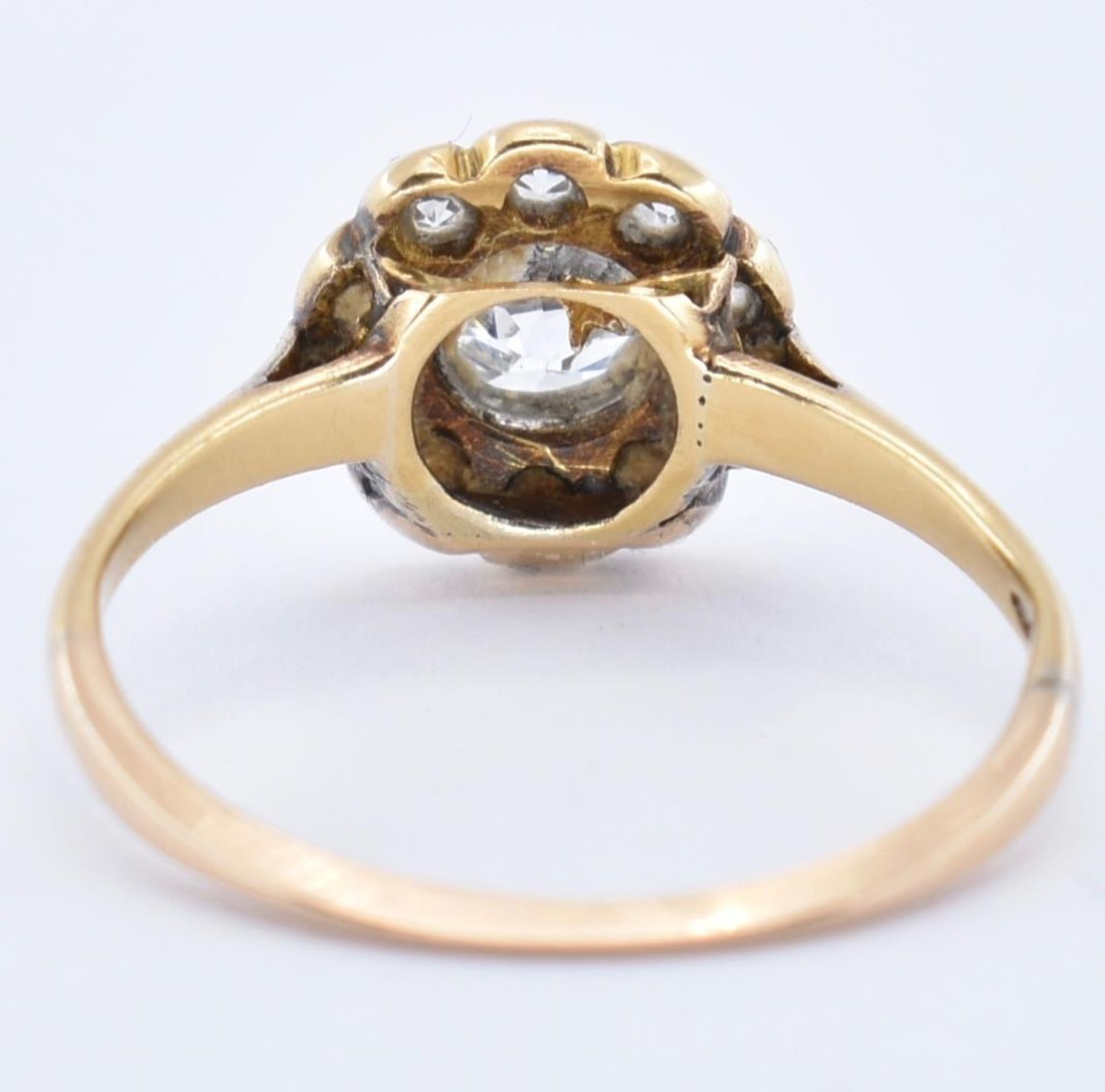 AN 18CT GOLD AND DIAMOND CLUSTER RING - Image 3 of 6