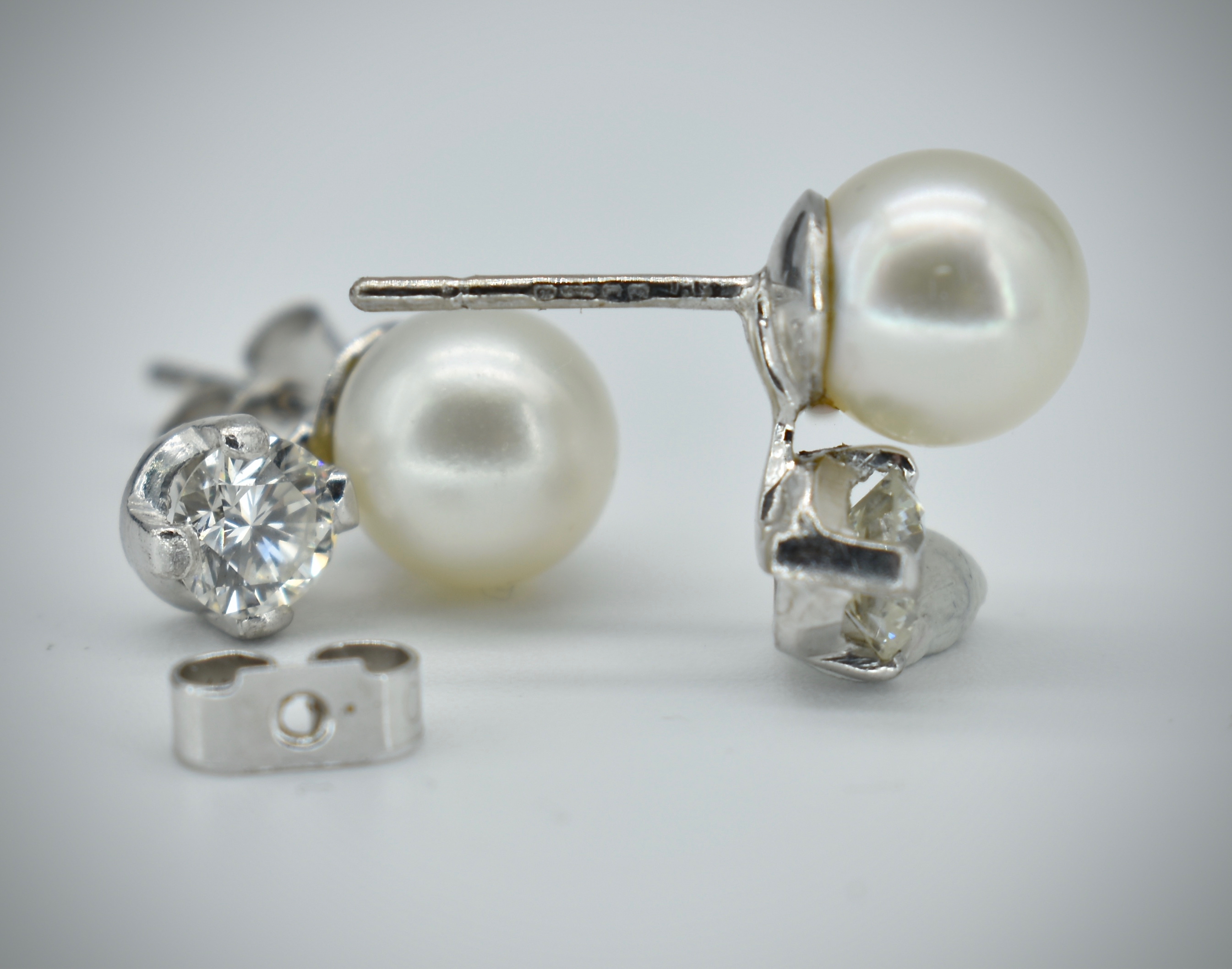 A PAIR OF HALLMARKED 18CT GOLD AND PEARL DIAMOND EARRINGS - Image 2 of 3