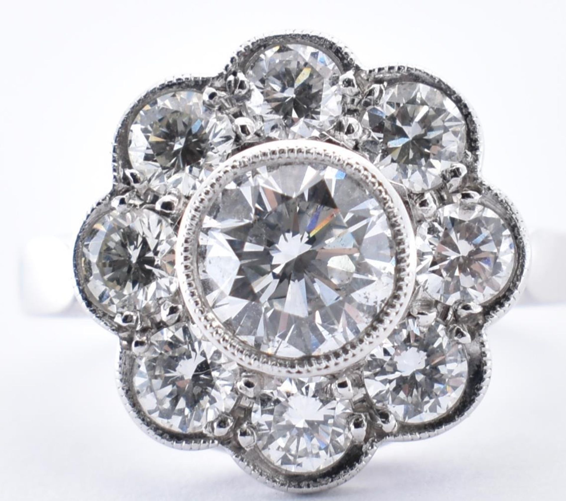 18CT WHITE GOLD & DIAMOND CLUSTER RING