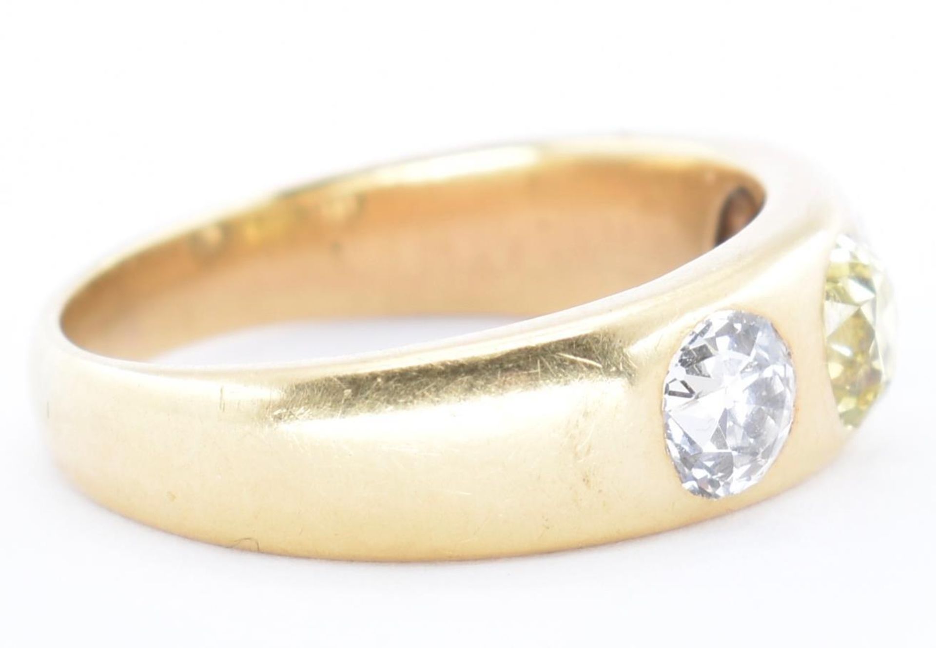 AN 18CT GOLD THREE STONE DIAMOND RING - Image 2 of 5