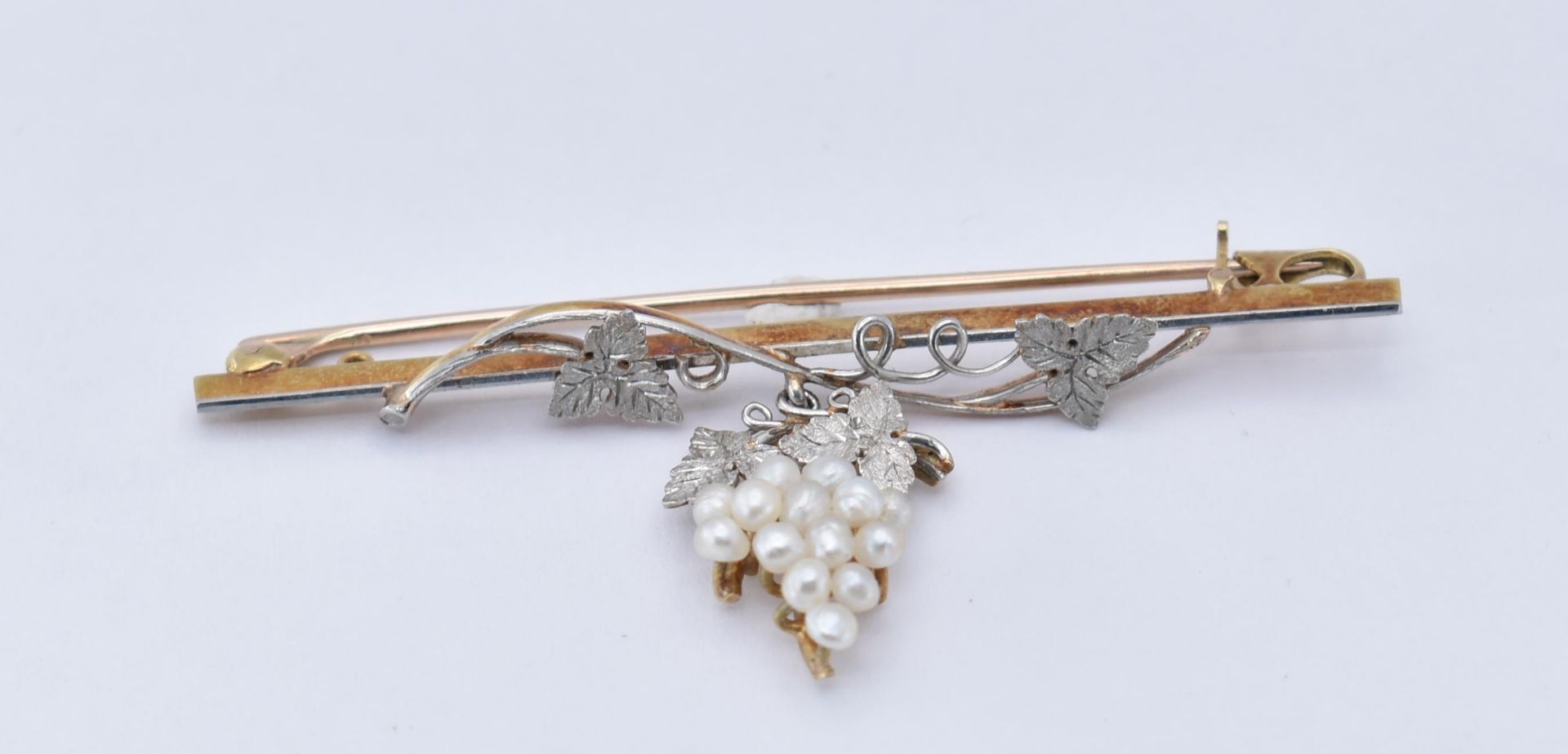 15CT GOLD PLATINUM AND PEARL BAR BROOCH - Image 4 of 6