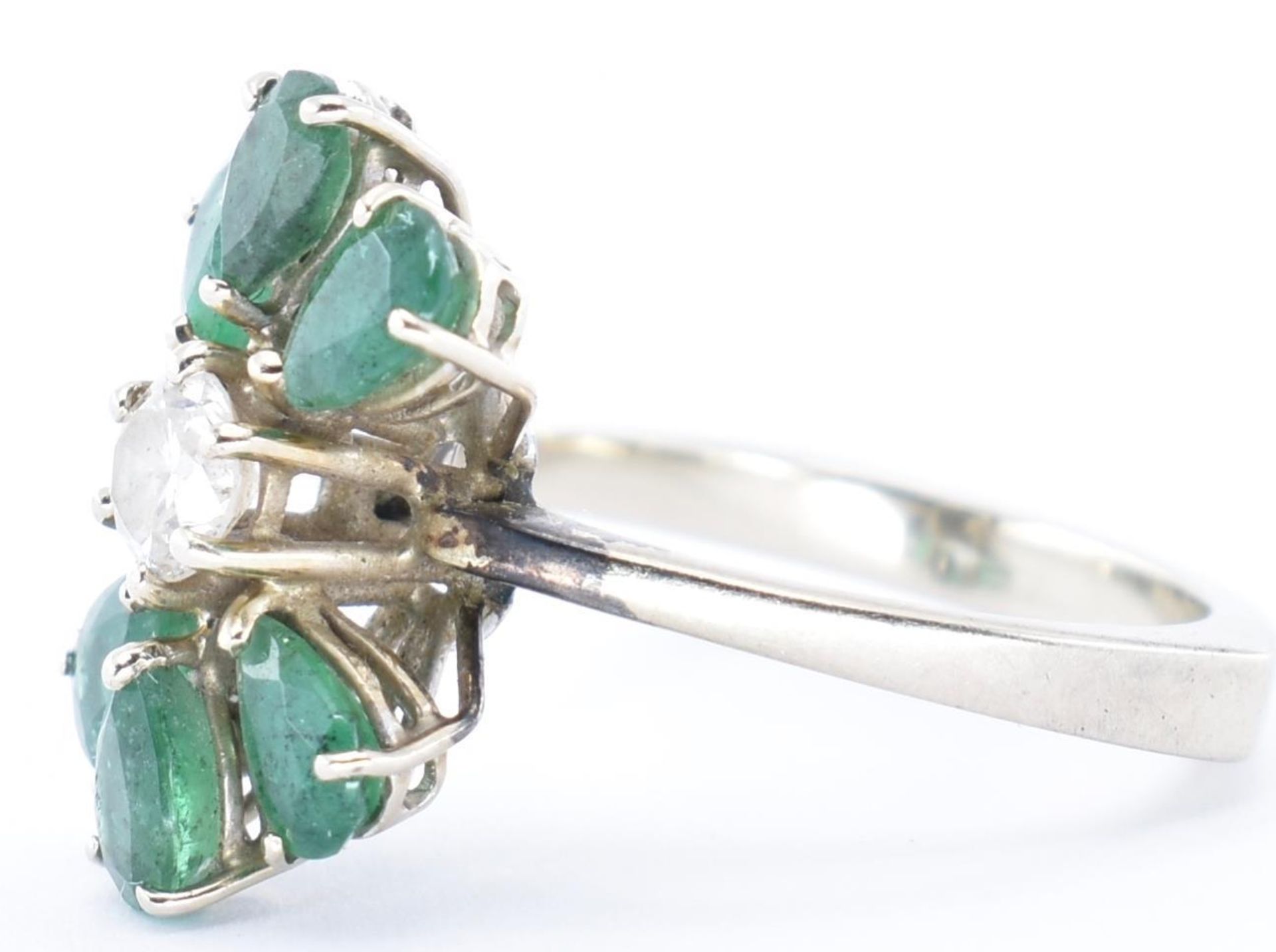 AN 18CT GOLD EMERALD AND DIAMOND CLUSTER RING - Image 4 of 6