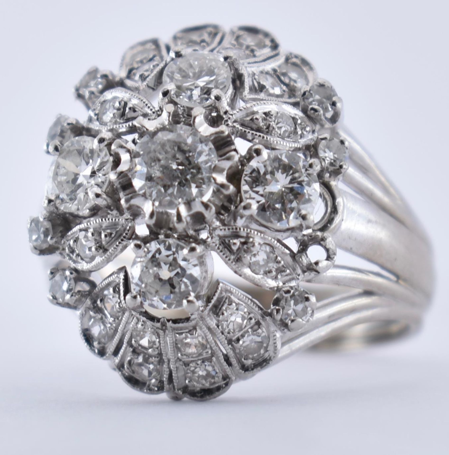 18CT GOLD & PLATINUM DIAMOND CLUSTER RING - Image 2 of 6