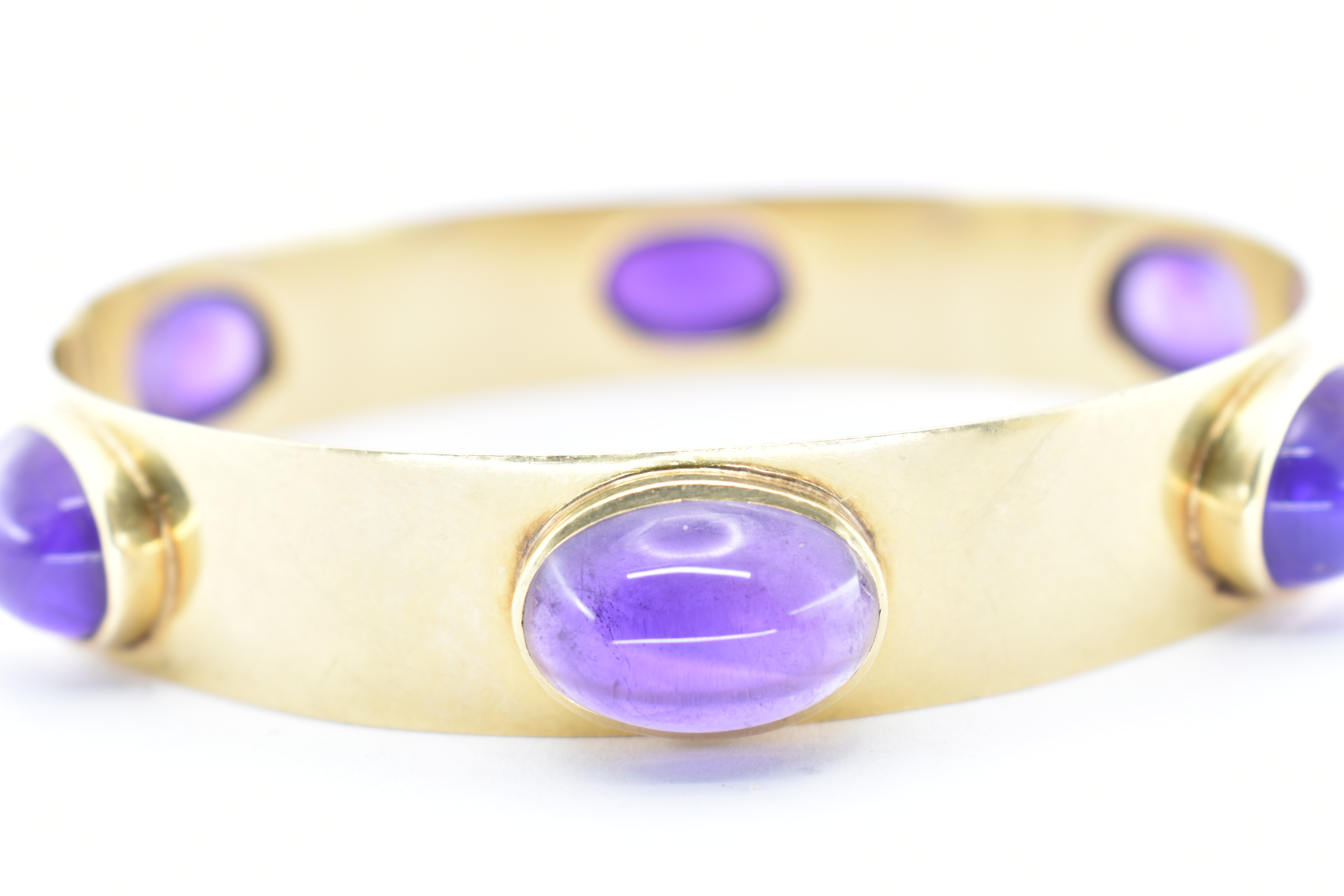 A 14CT GOLD AND AMETHYST BANGLE AND RING SUITE - Image 6 of 14