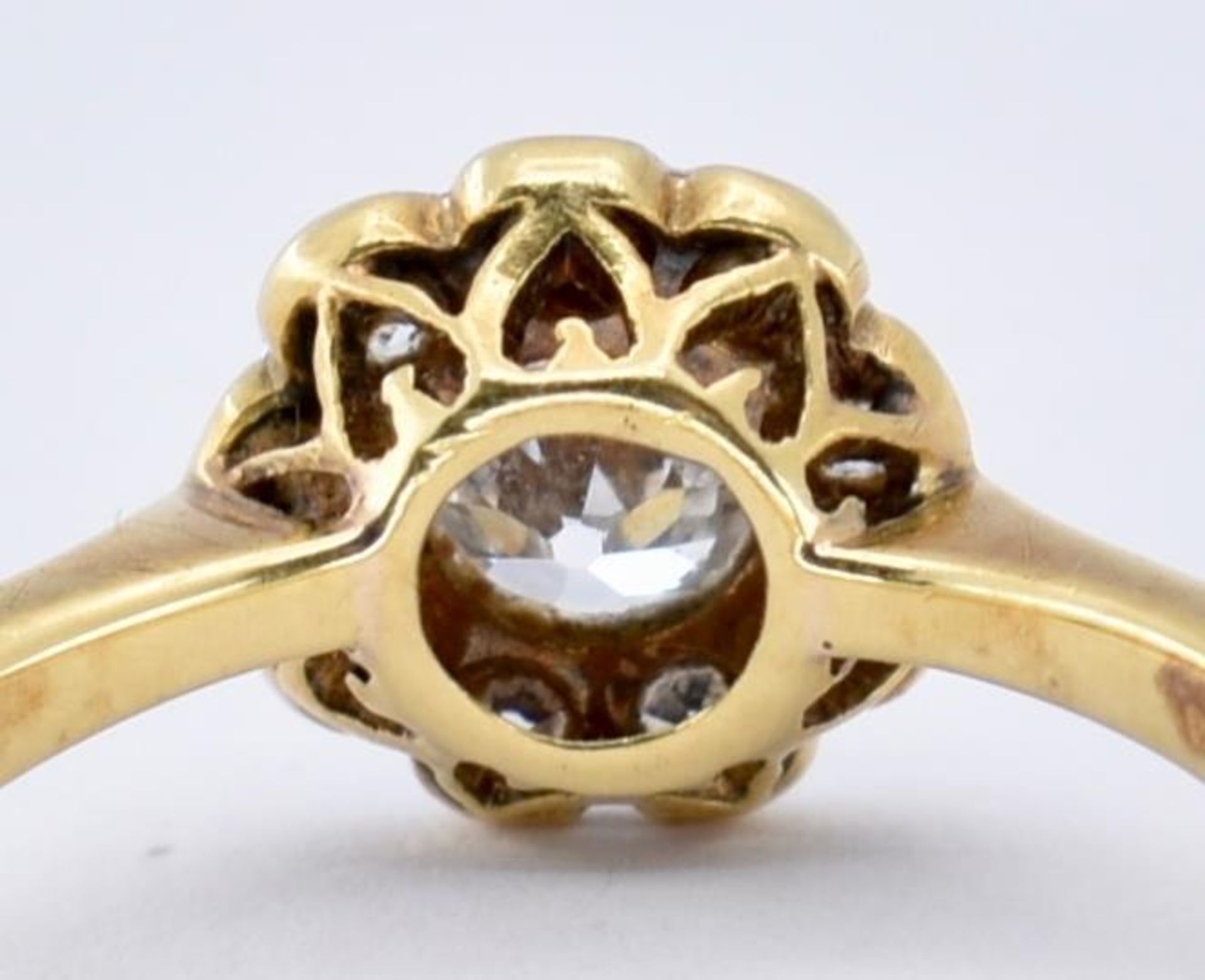 18CT GOLD PLATINUM DIAMOND CLUSTER RING - Image 6 of 6