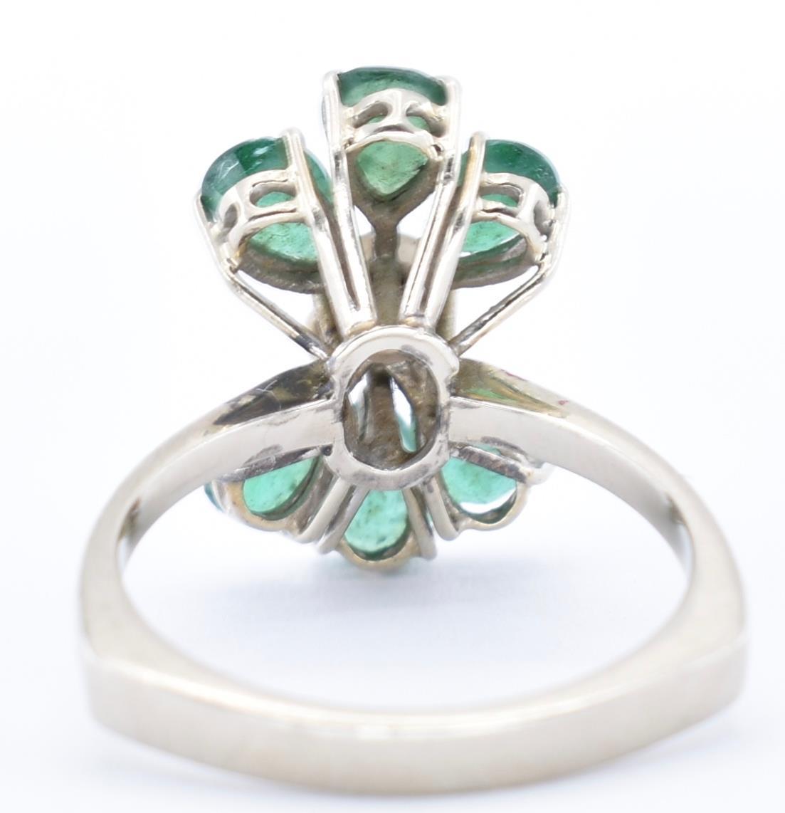 AN 18CT GOLD EMERALD AND DIAMOND CLUSTER RING - Image 3 of 6