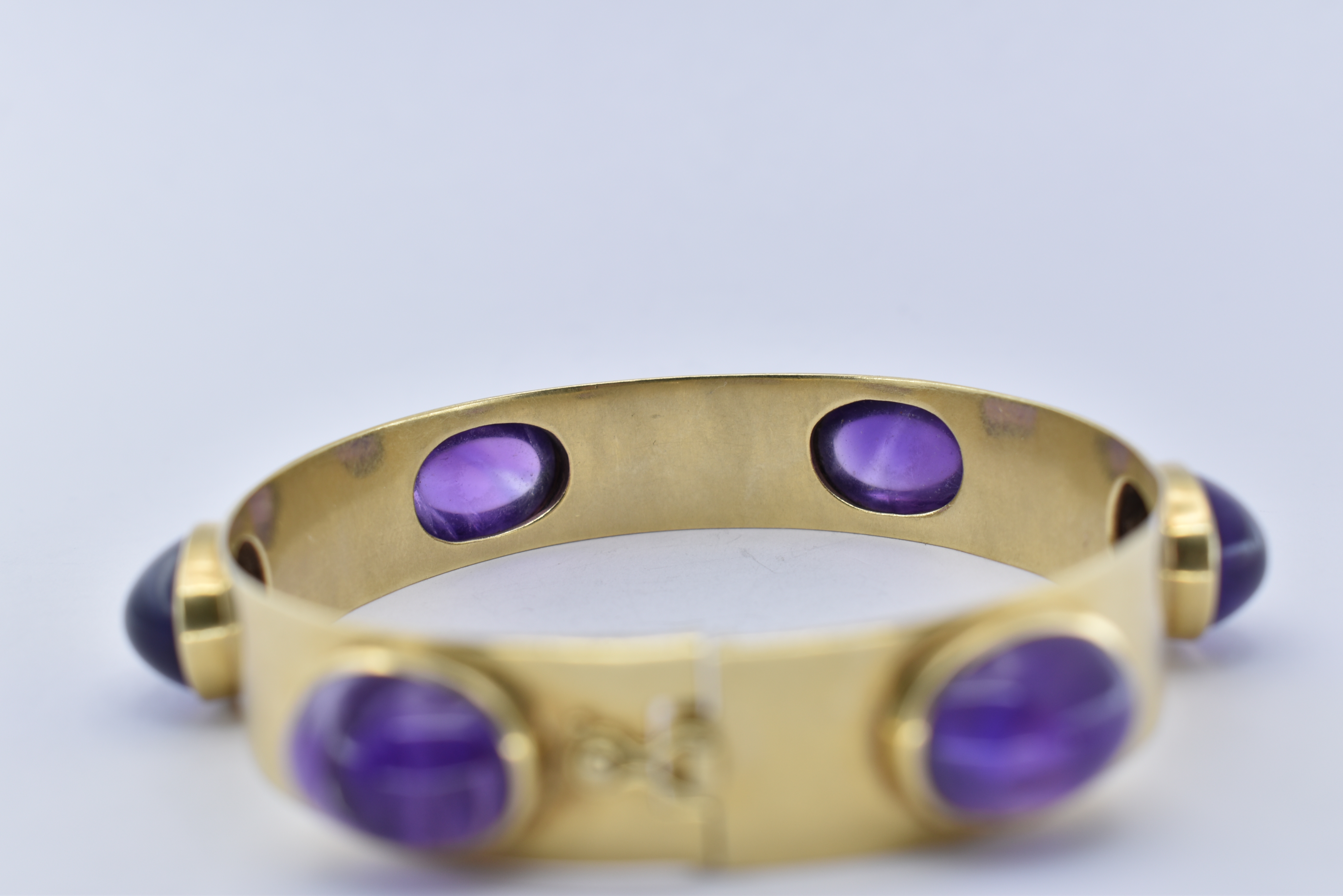 A 14CT GOLD AND AMETHYST BANGLE AND RING SUITE - Image 10 of 14