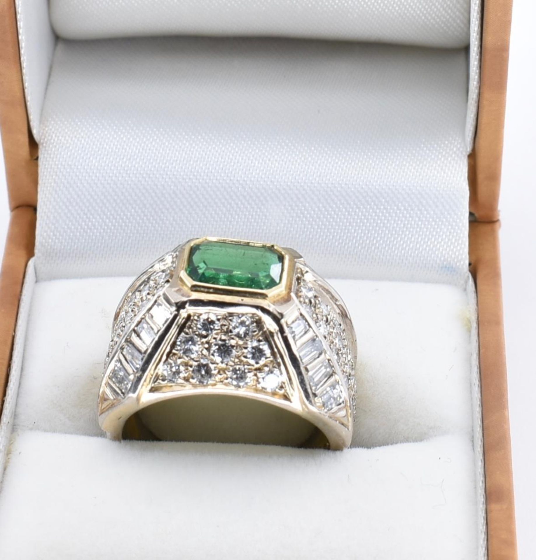 18CT GOLD EMERALD AND DIAMOND SET BOMBE RING - Image 2 of 7