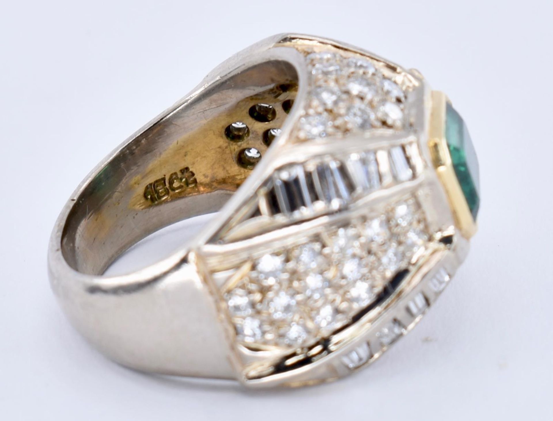 18CT GOLD EMERALD AND DIAMOND SET BOMBE RING - Image 5 of 7