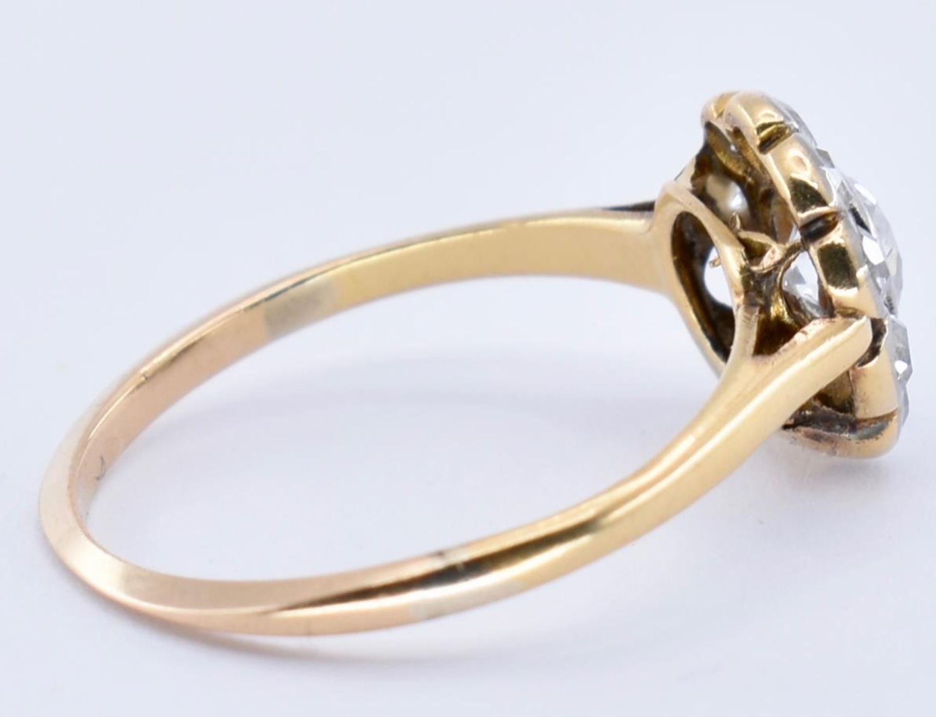 AN 18CT GOLD AND DIAMOND CLUSTER RING - Image 2 of 6