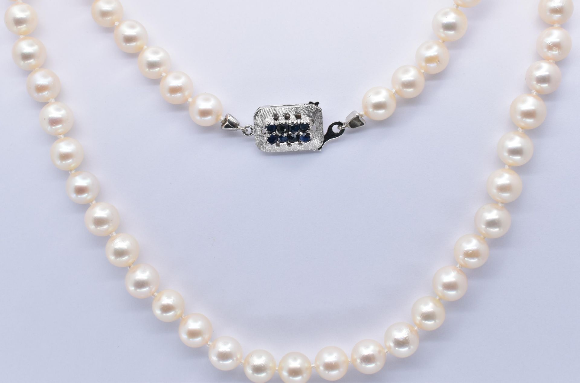 AN 18CT GOLD SAPPHIRE SINGLE STRAND PEARL NECKLACE - Image 2 of 4