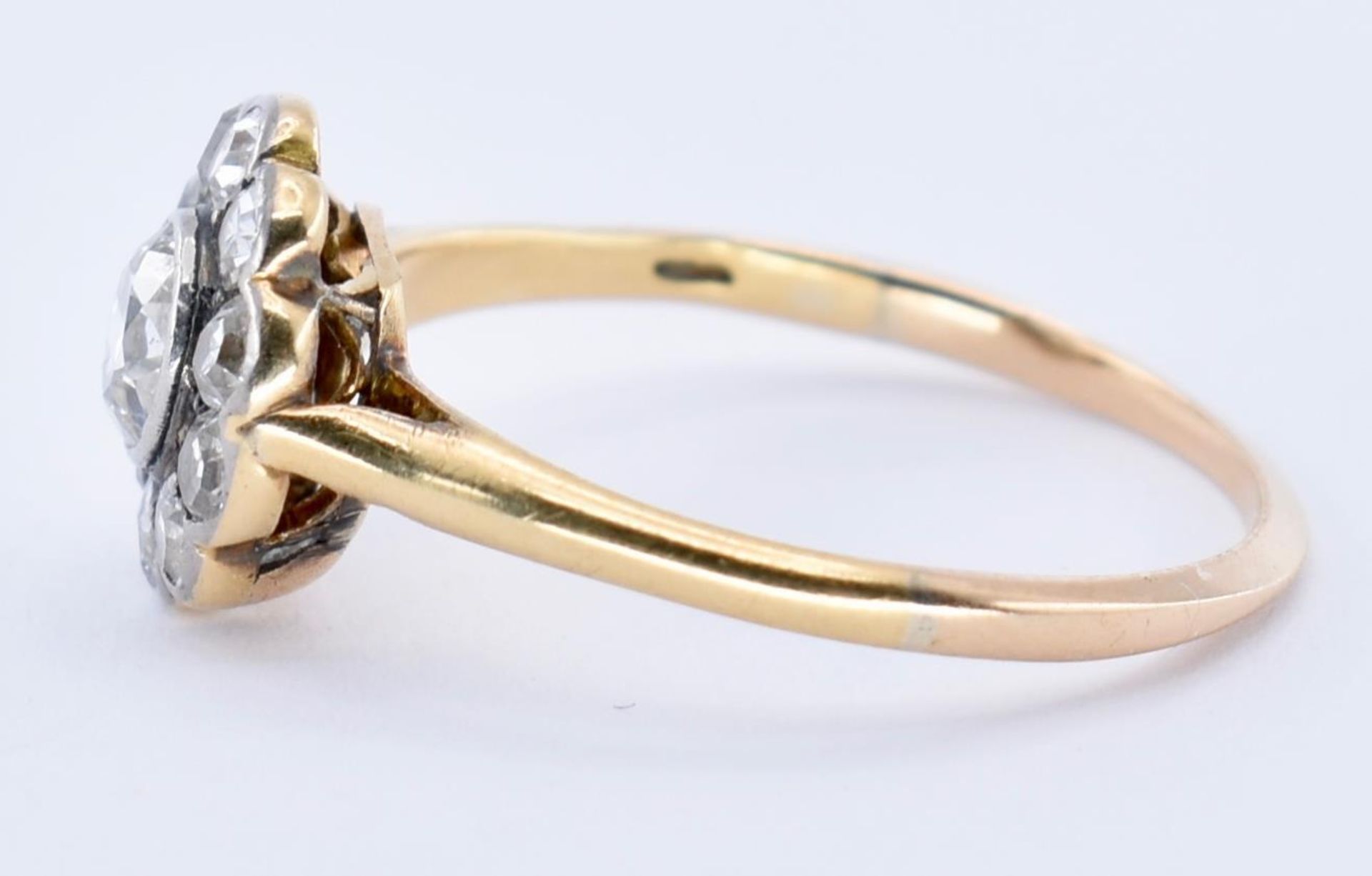AN 18CT GOLD AND DIAMOND CLUSTER RING - Image 4 of 6