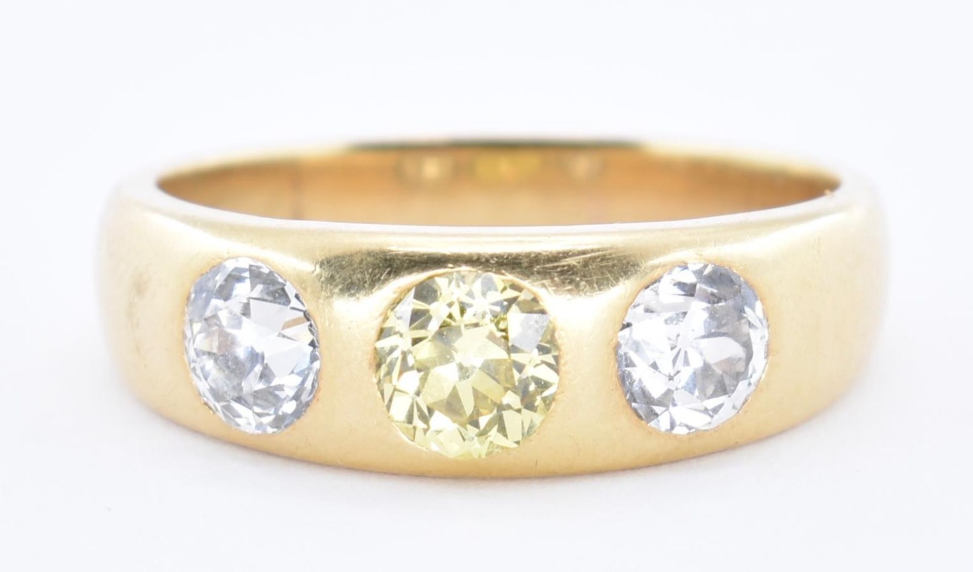 AN 18CT GOLD THREE STONE DIAMOND RING - Image 5 of 5