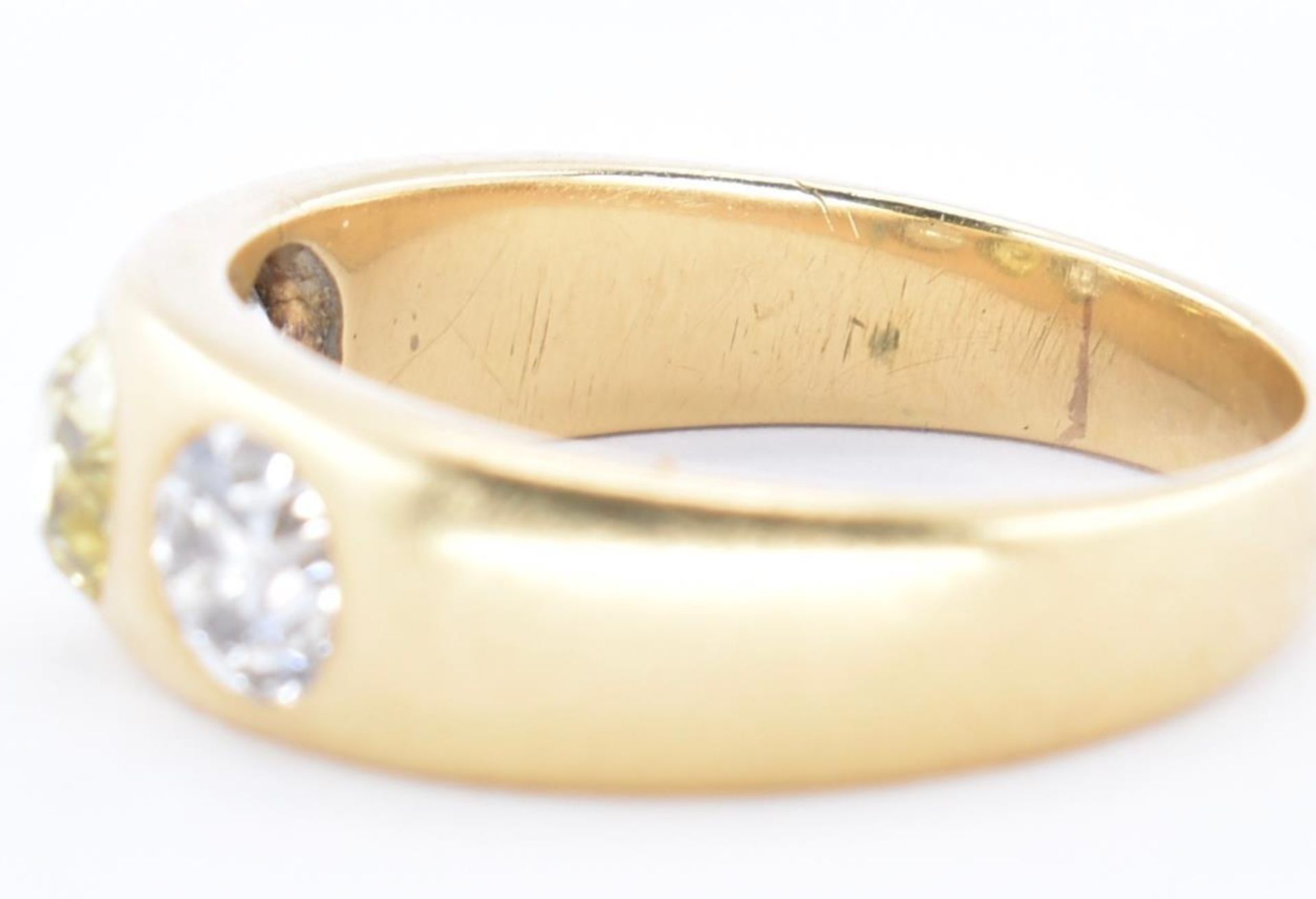 AN 18CT GOLD THREE STONE DIAMOND RING - Image 4 of 5