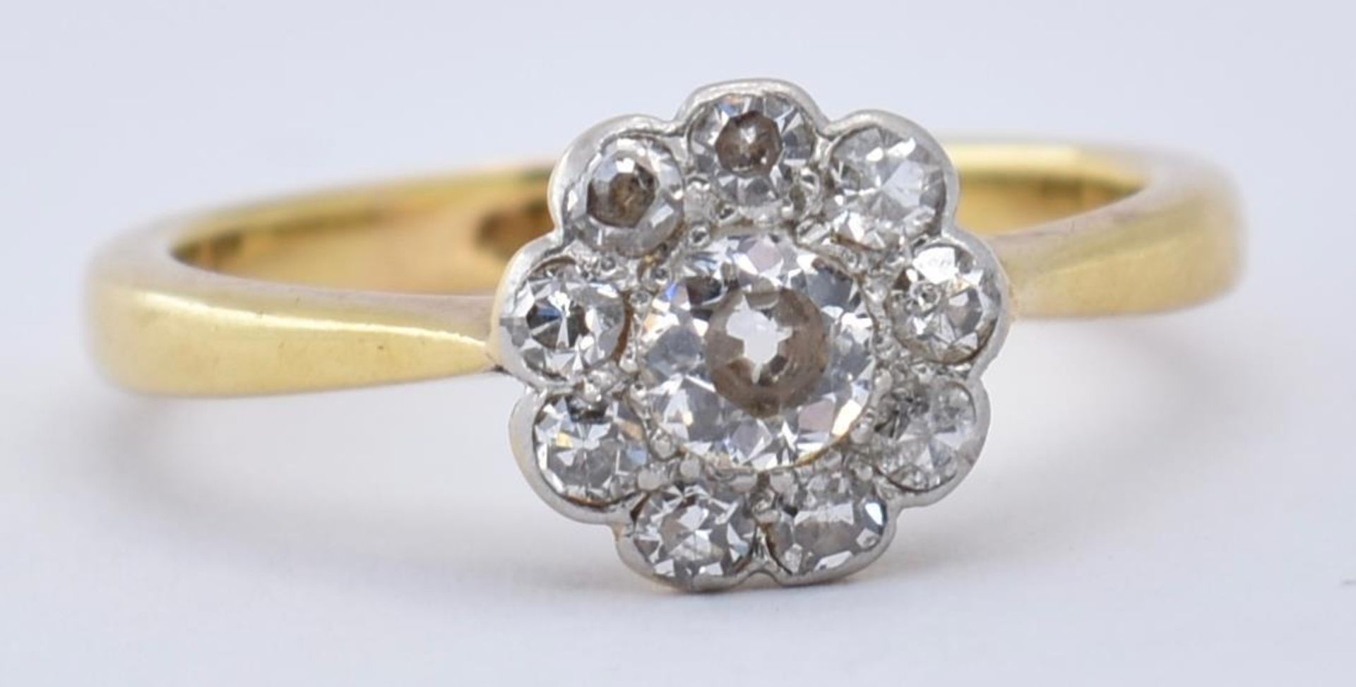 18CT GOLD PLATINUM DIAMOND CLUSTER RING - Image 2 of 6