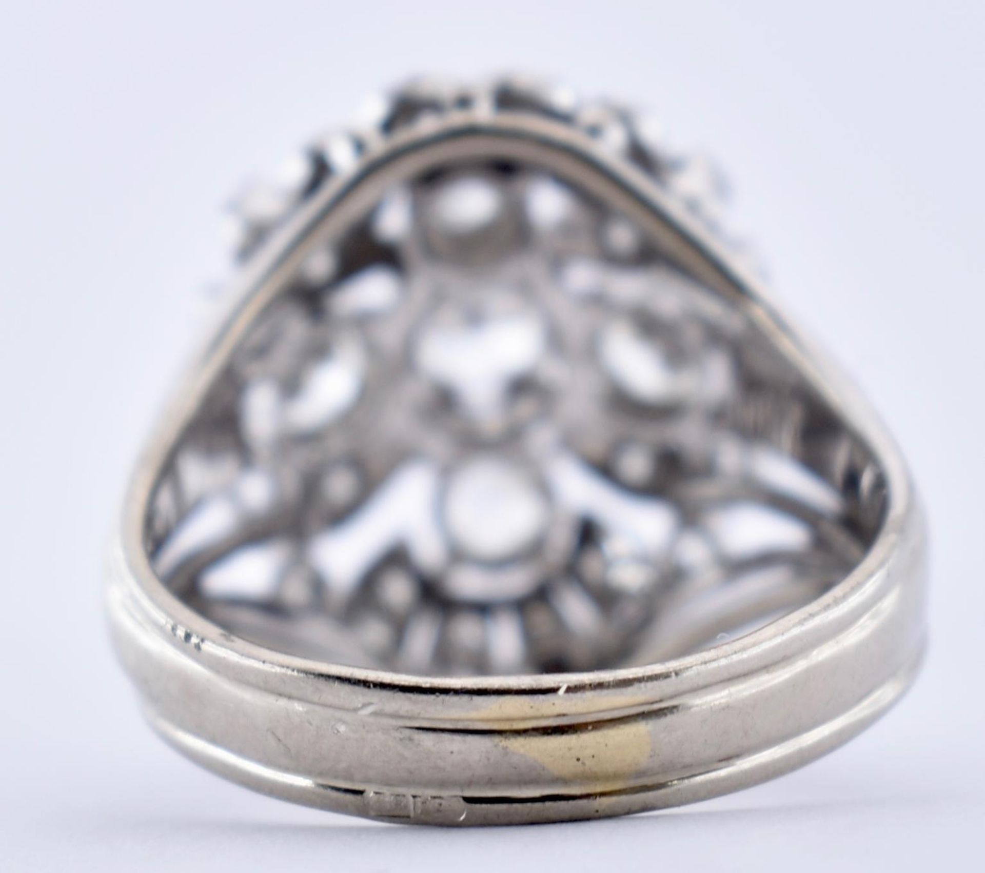 18CT GOLD & PLATINUM DIAMOND CLUSTER RING - Image 5 of 6