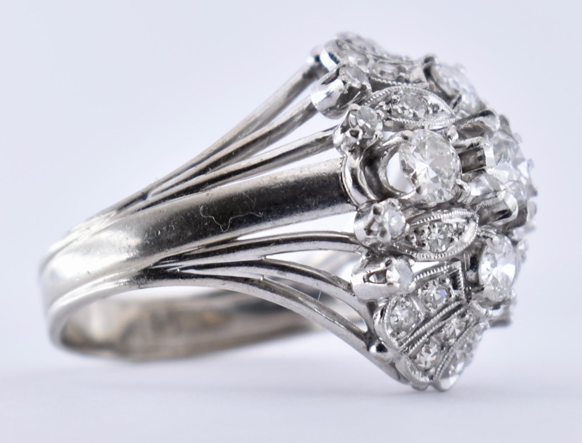 18CT GOLD & PLATINUM DIAMOND CLUSTER RING - Image 3 of 6