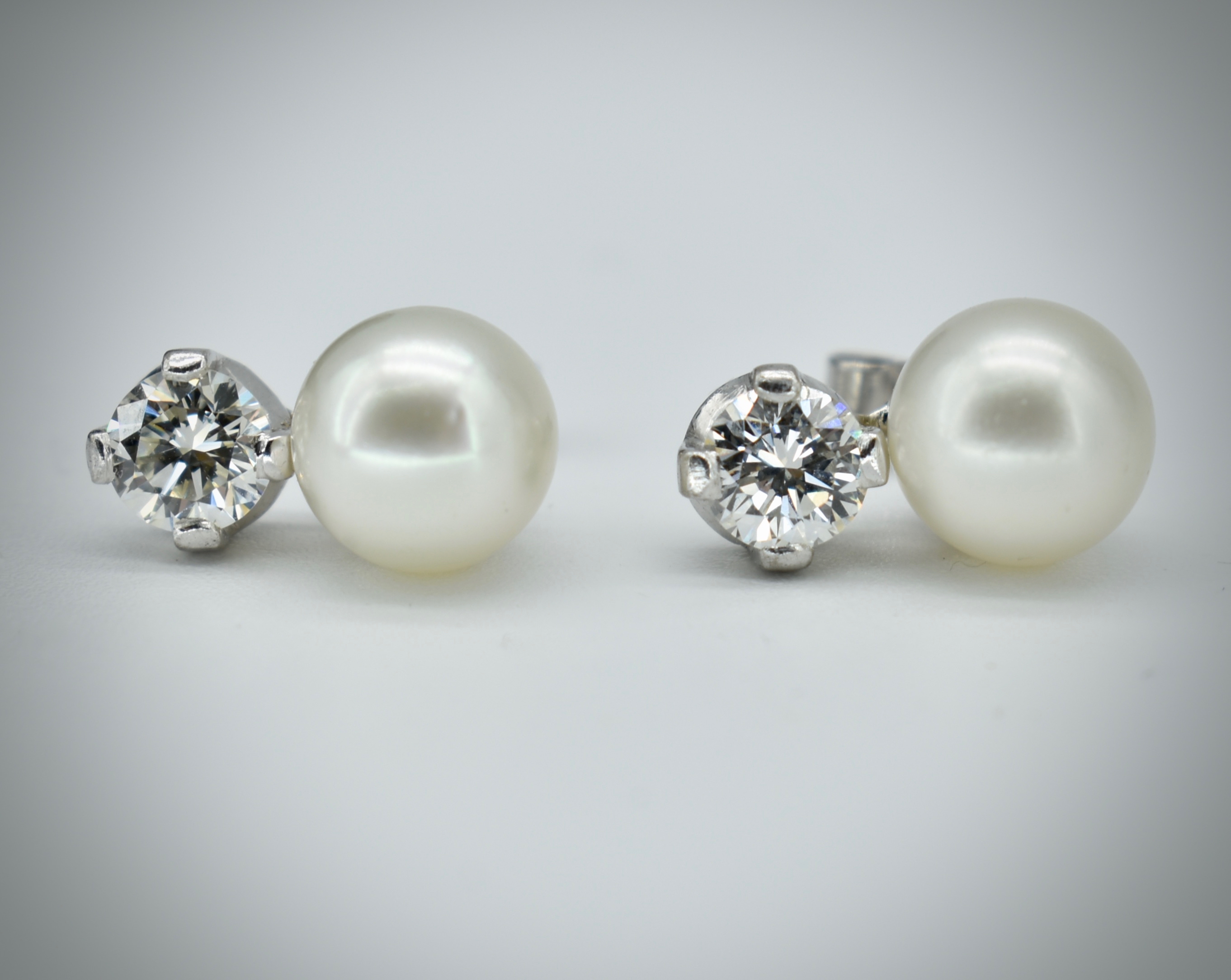 A PAIR OF HALLMARKED 18CT GOLD AND PEARL DIAMOND EARRINGS