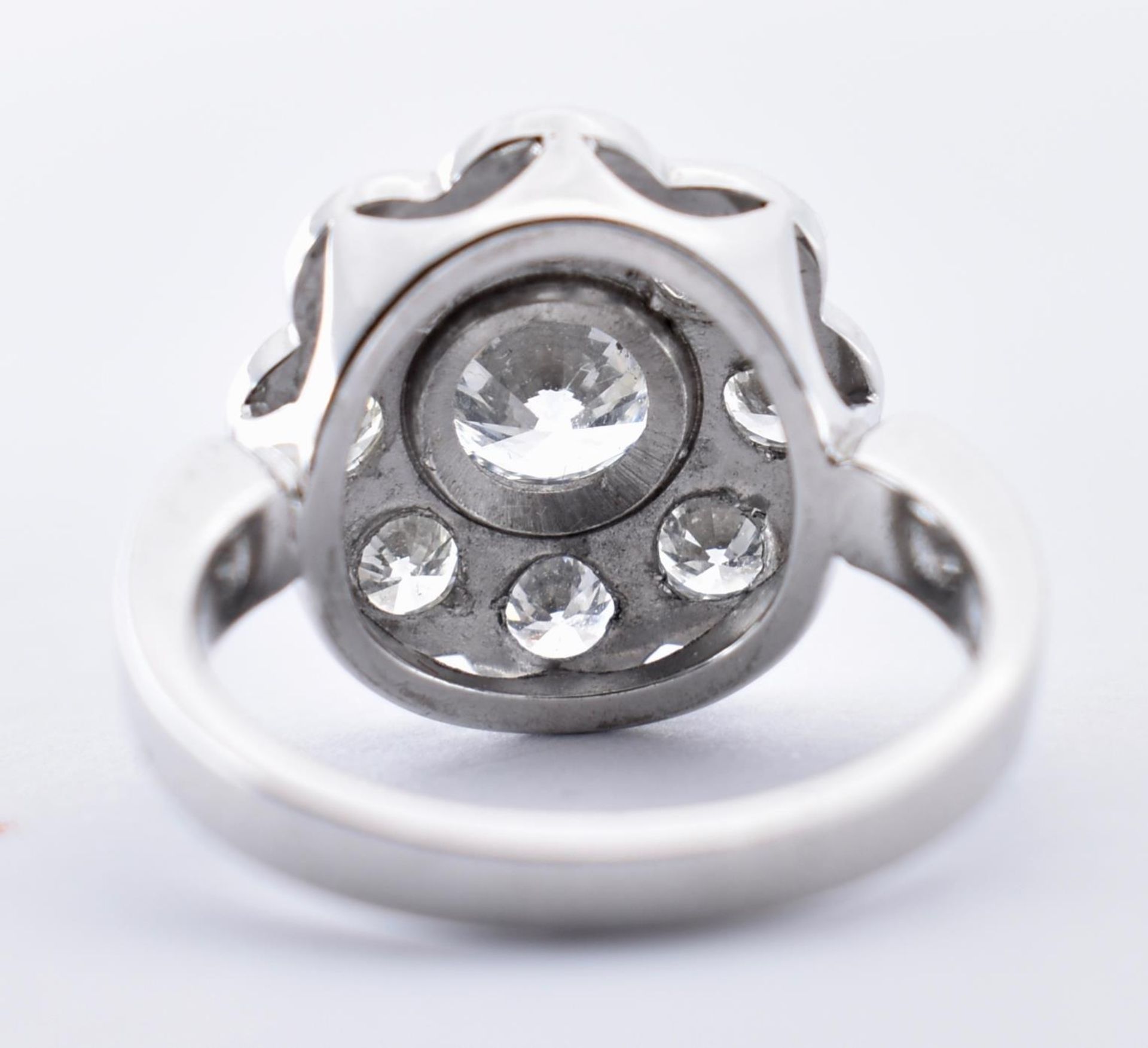 18CT WHITE GOLD & DIAMOND CLUSTER RING - Image 6 of 6