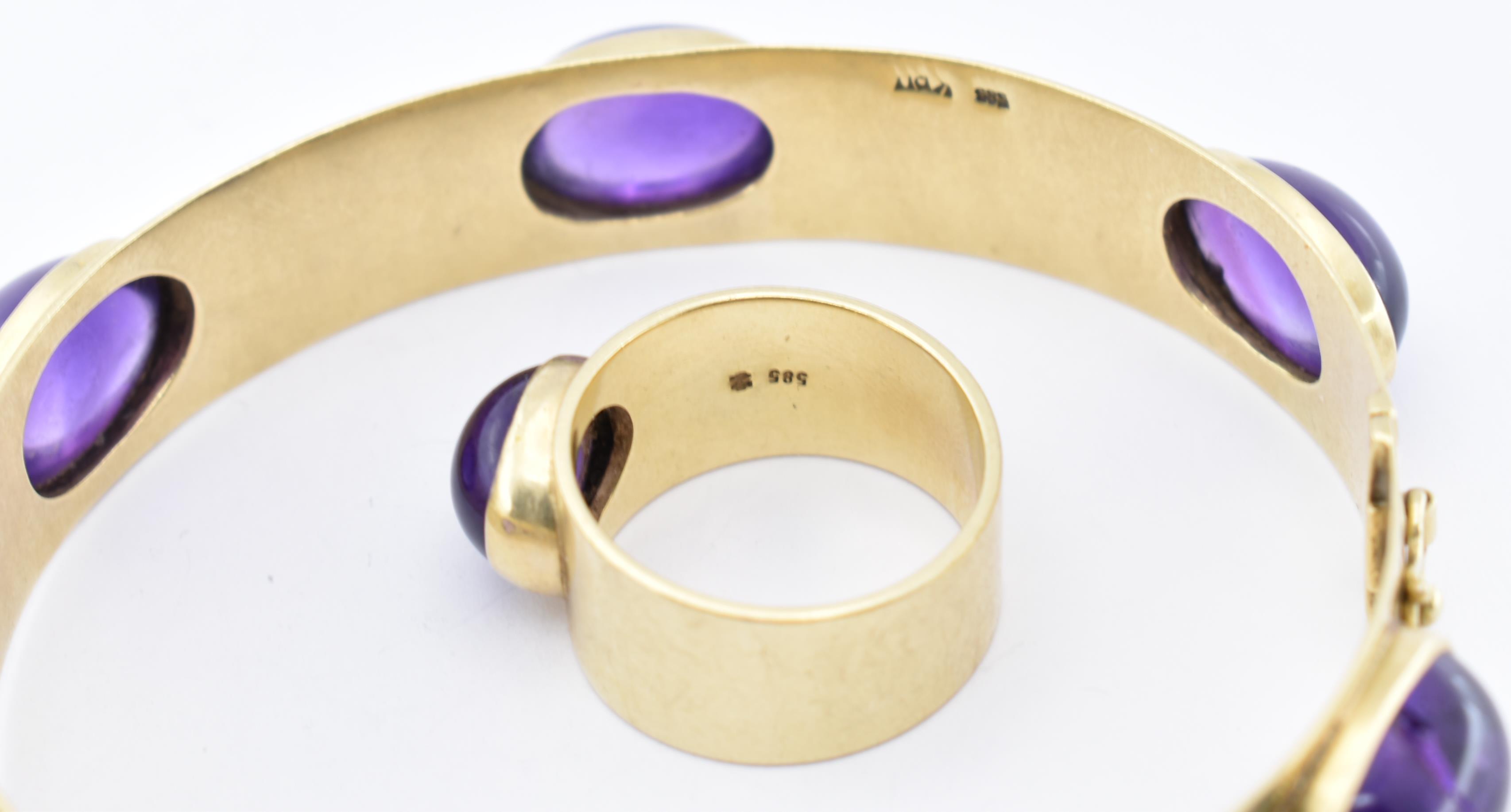 A 14CT GOLD AND AMETHYST BANGLE AND RING SUITE - Image 3 of 14