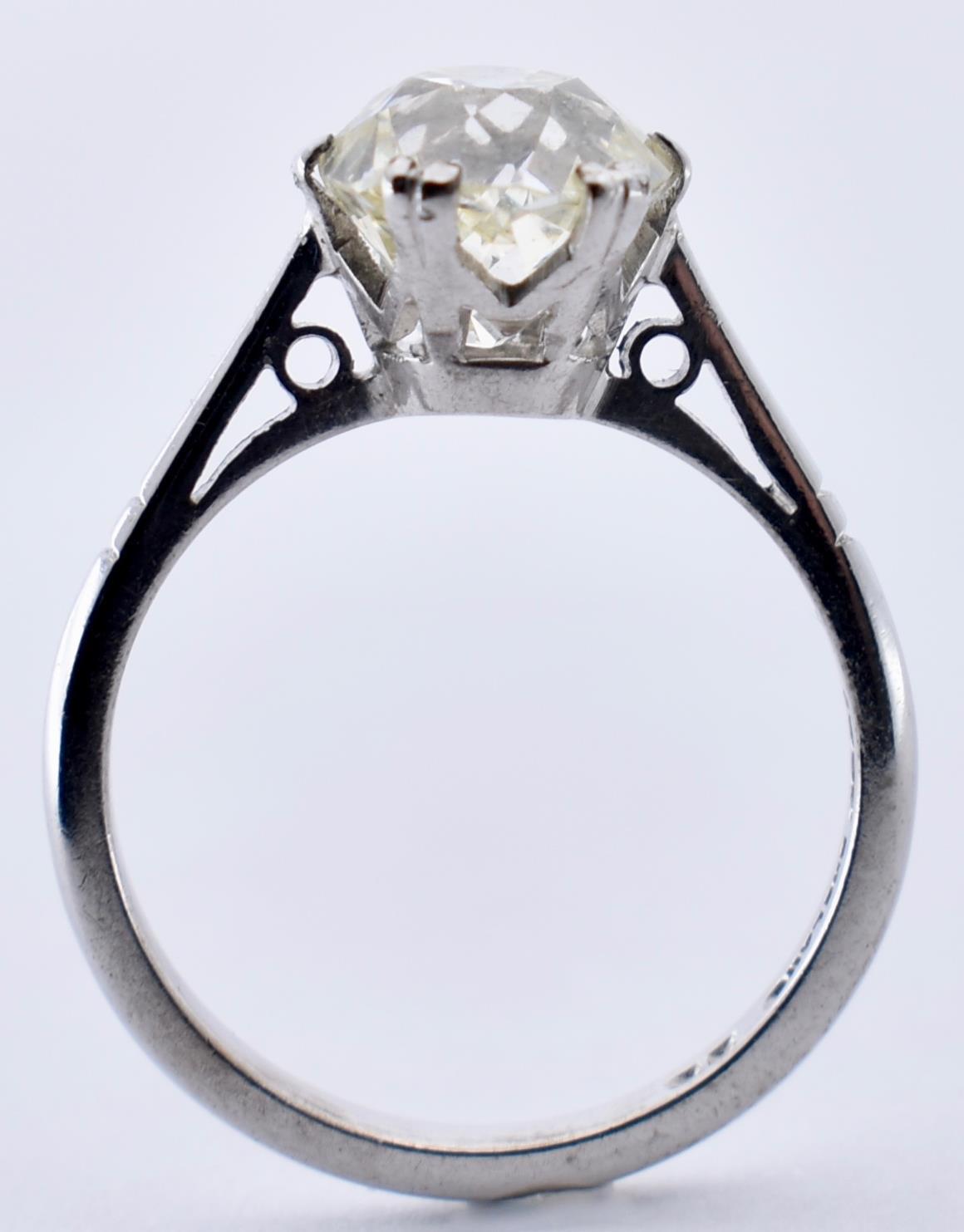 18CT WHITE GOLD AND DIAMOND SOLITAIRE RING - Image 5 of 6