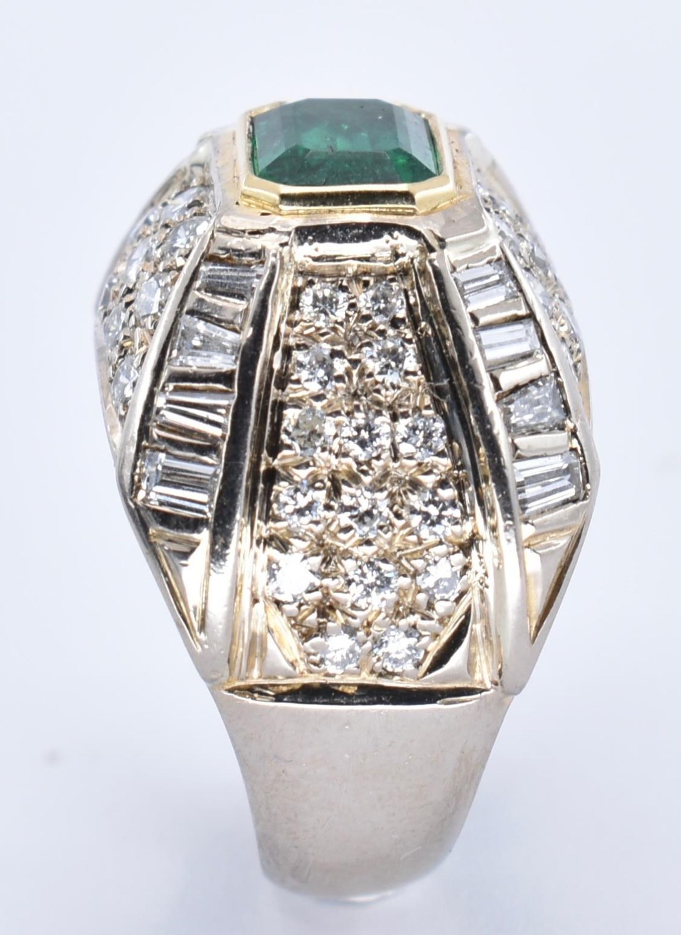 18CT GOLD EMERALD AND DIAMOND SET BOMBE RING - Image 7 of 7