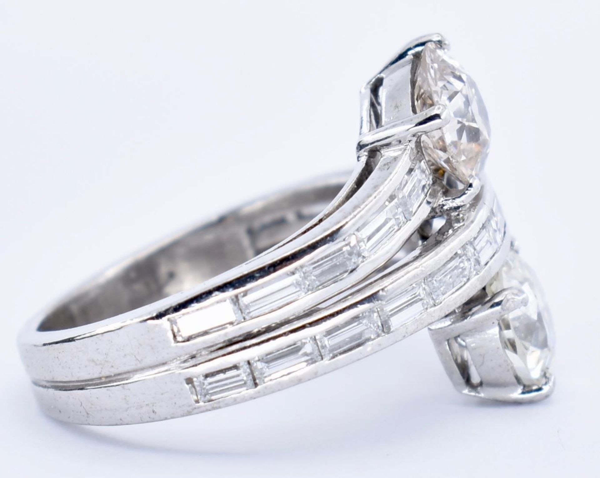 ART DECO PLATINUM AND DIAMOND 2 STONE CROSSOVER RING - Image 3 of 6