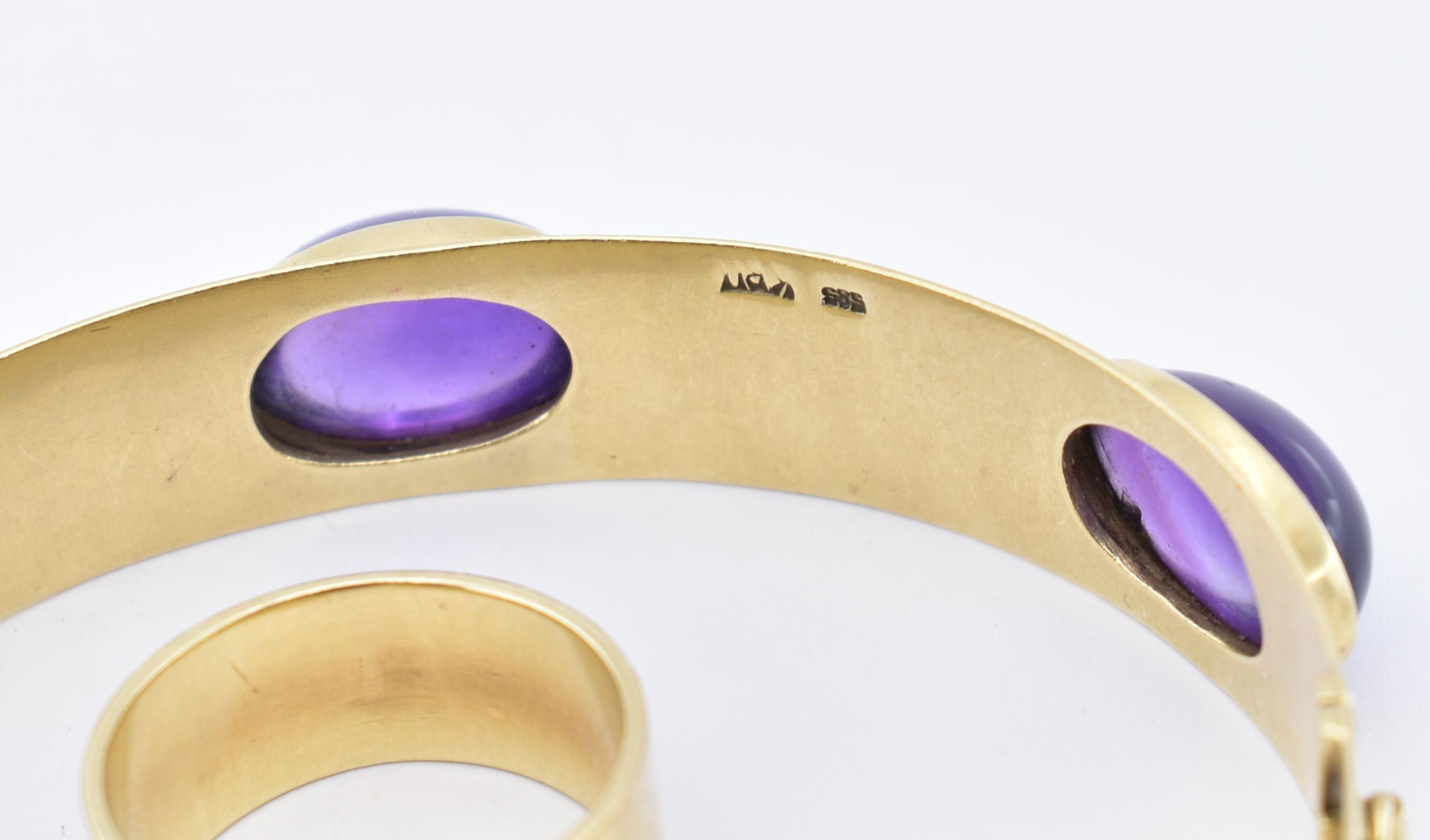 A 14CT GOLD AND AMETHYST BANGLE AND RING SUITE - Image 2 of 14