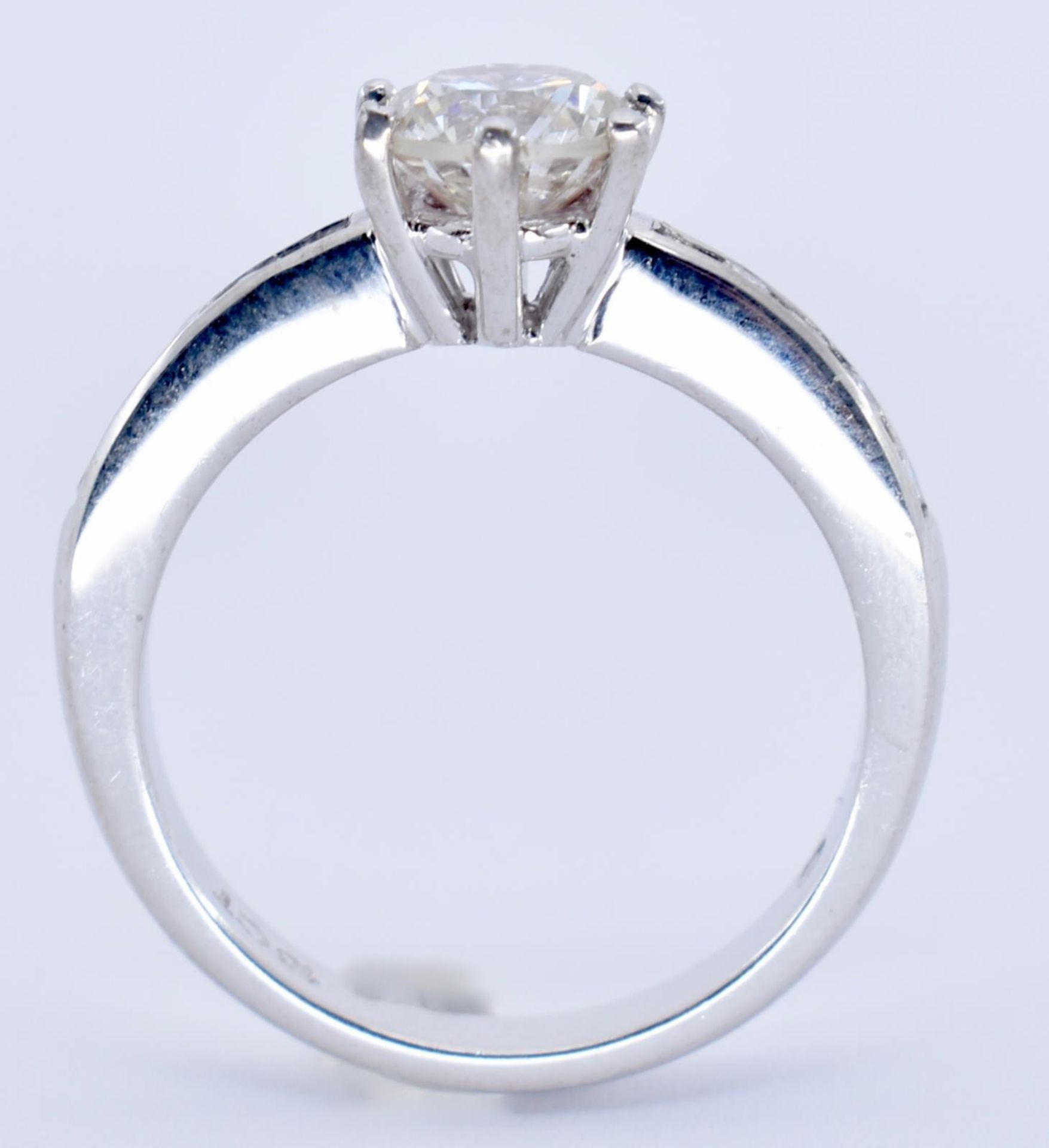 18CT WHITE & DIAMOND SOLITAIRE RING - Image 5 of 6