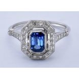 18CT SAPPHIRE AND DIAMOND CLUSTER RING.