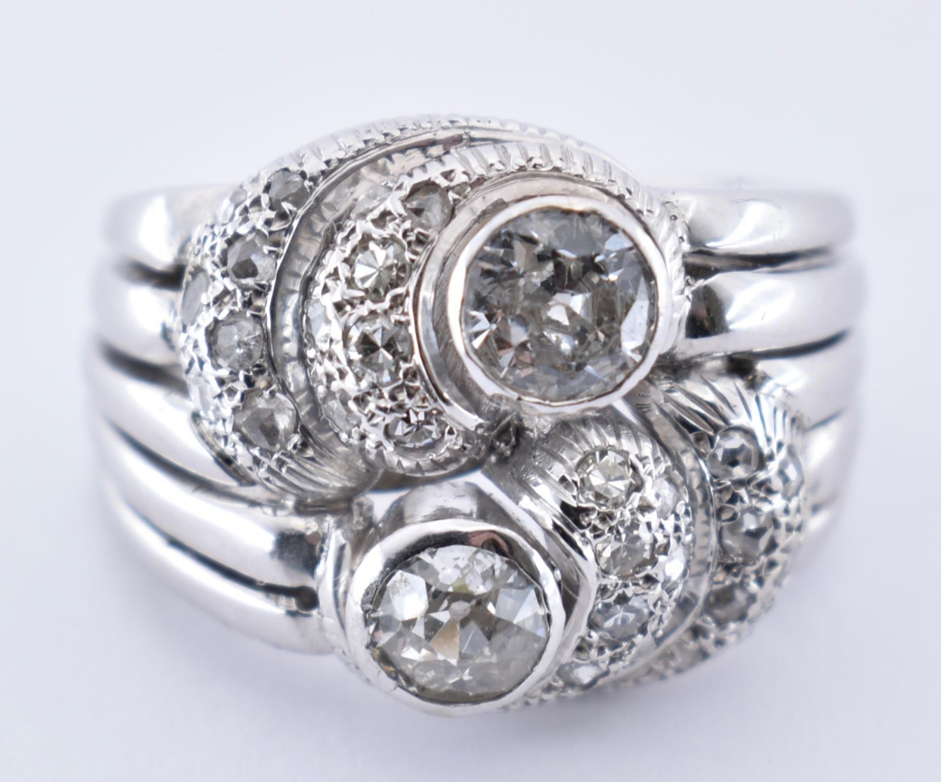 18CT GOLD & DIAMOND RETRO CLUSTER RING - Image 5 of 9