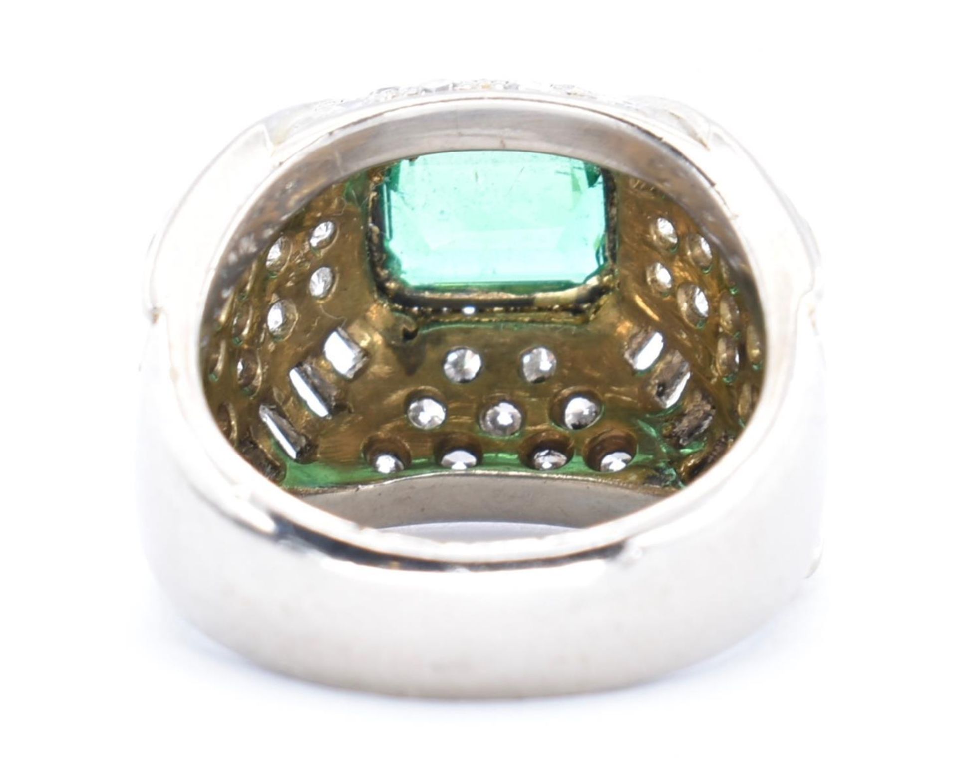 18CT GOLD EMERALD AND DIAMOND SET BOMBE RING - Image 4 of 7