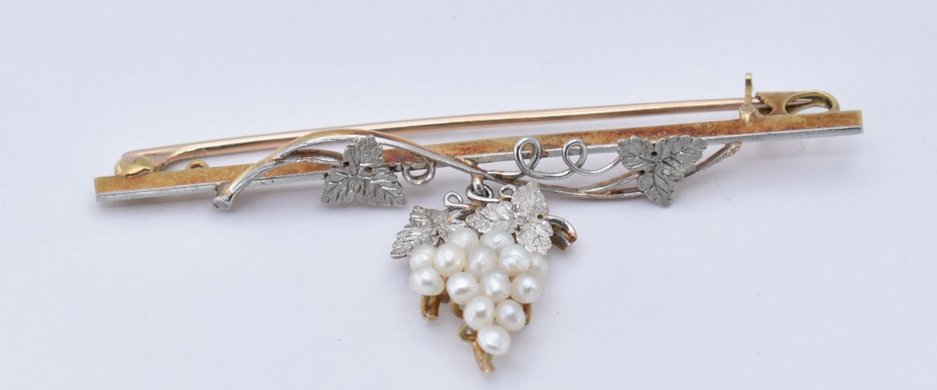 15CT GOLD PLATINUM AND PEARL BAR BROOCH - Image 5 of 6