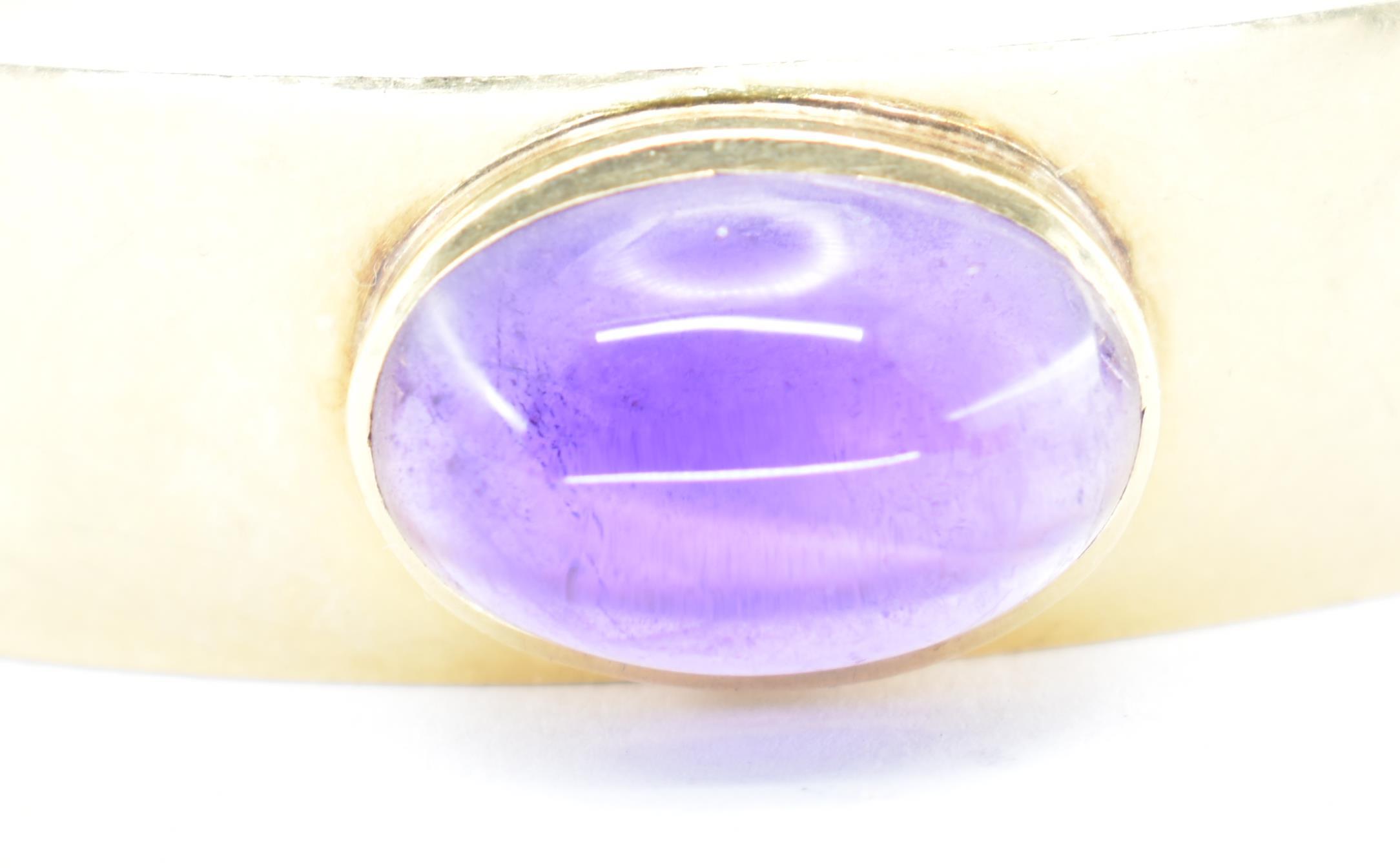A 14CT GOLD AND AMETHYST BANGLE AND RING SUITE - Image 5 of 14